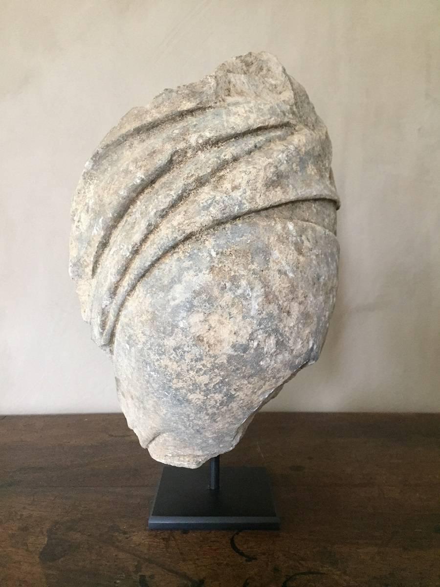 This sculptural fragment was part of a larger classical statue probably from the 17th century. It depicts a shoulder with a toga running across it. The piece is finely sculpted out of sandstone and has remnants of the original paint.
The movement