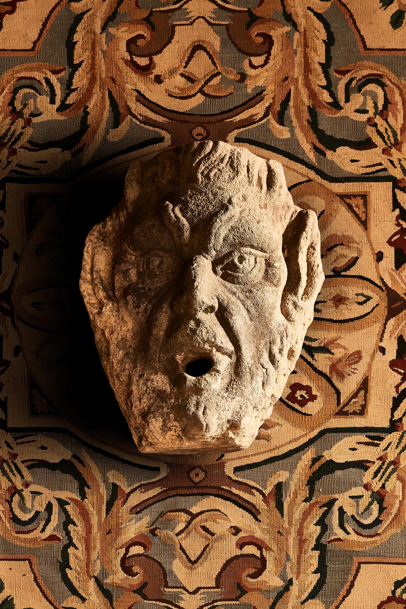 17th Century - Serene stone mascaron  In Good Condition For Sale In Firenze, FI