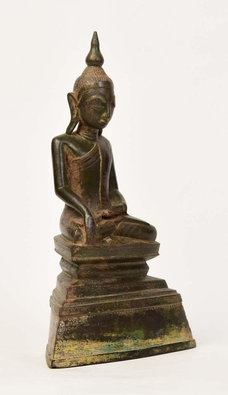 17th Century, Shan, Antique Burmese Bronze Seated Buddha For Sale 6