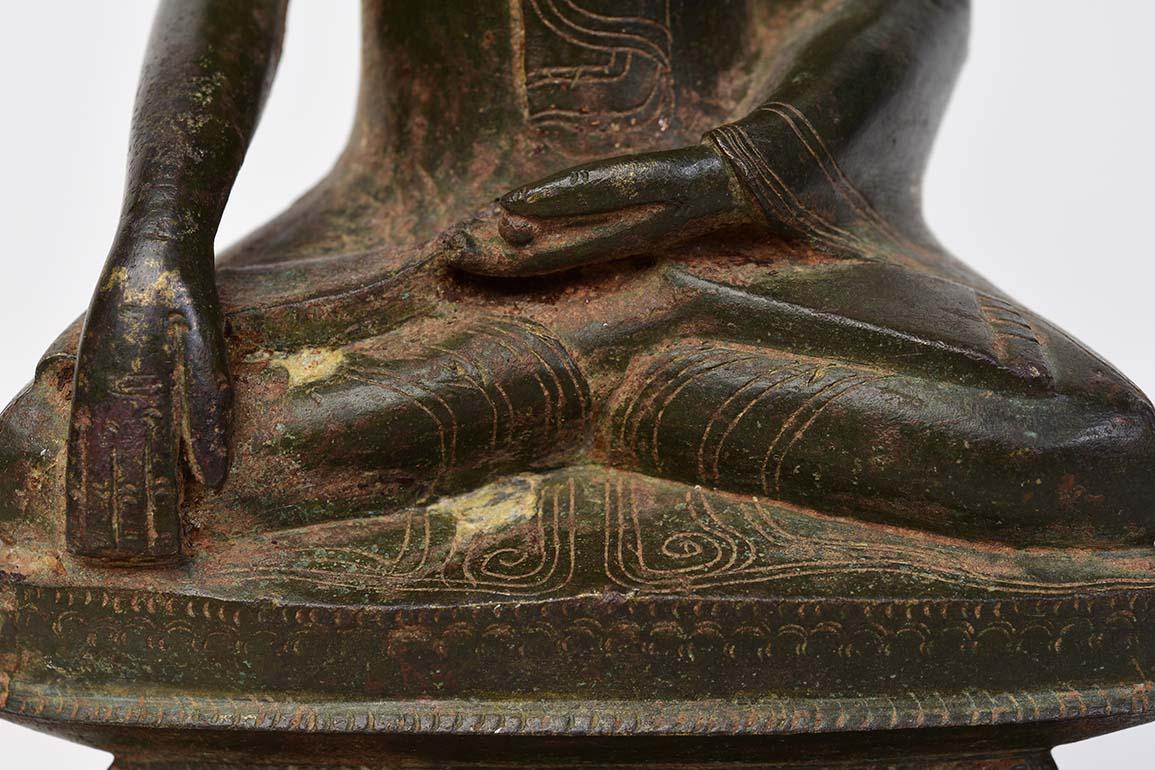 17th Century, Shan, Antique Burmese Bronze Seated Buddha In Good Condition For Sale In Sampantawong, TH