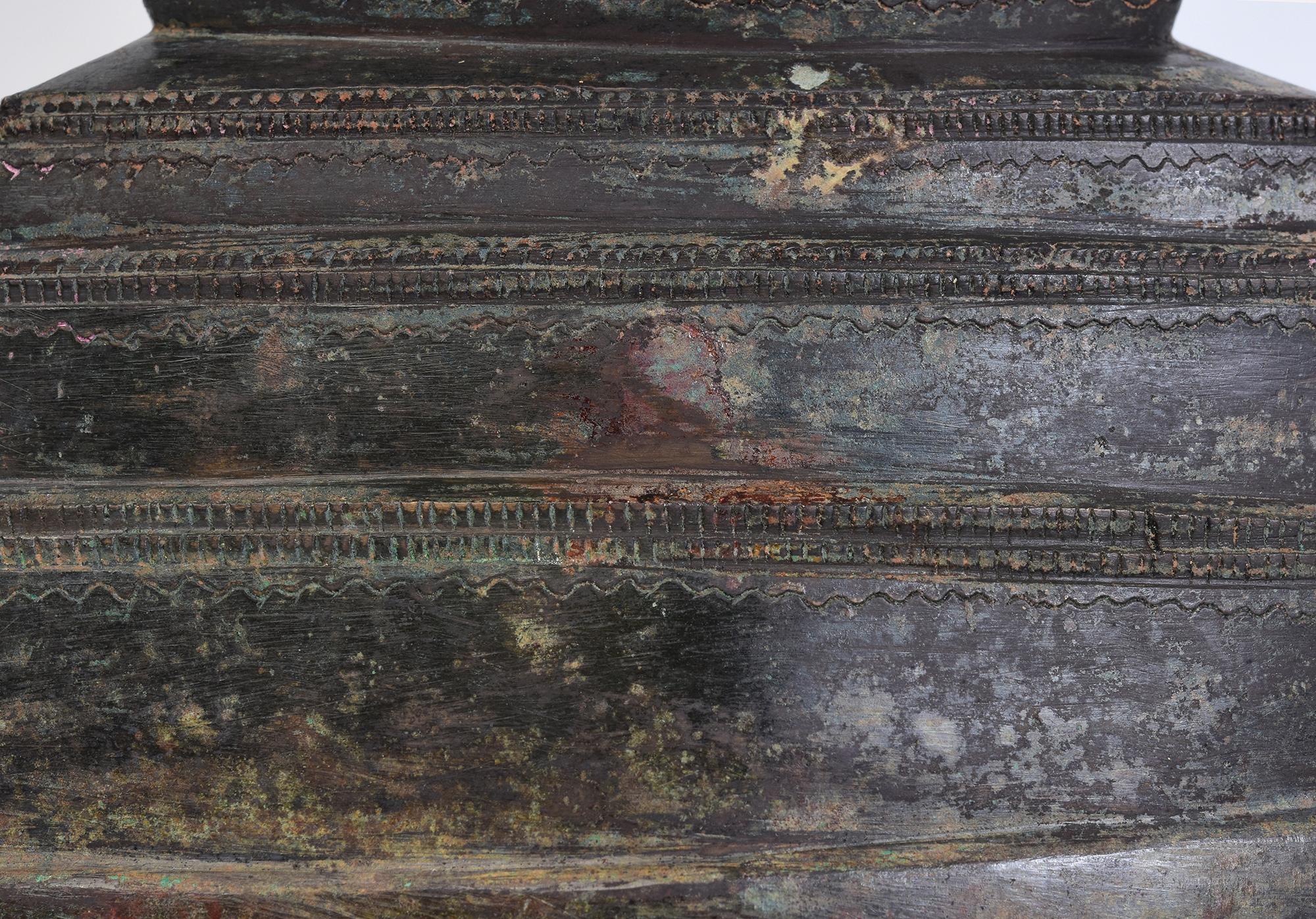 Shan, antiker burmesischer sitzender Buddha aus Bronze, 17. Jahrhundert im Zustand „Gut“ im Angebot in Sampantawong, TH