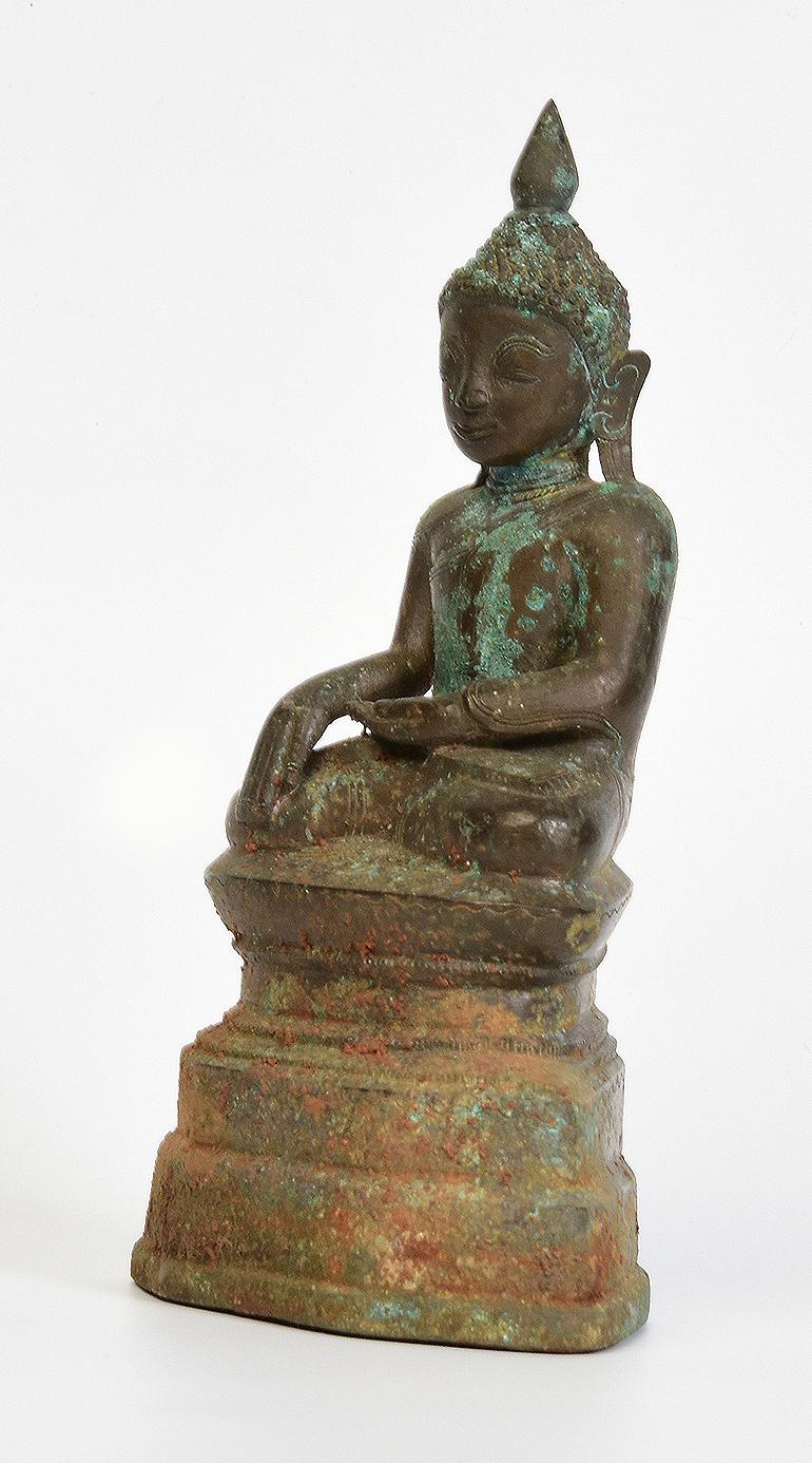 XVIIIe siècle et antérieur 17e siècle, Shan, Bouddha assis en bronze birman ancien en vente