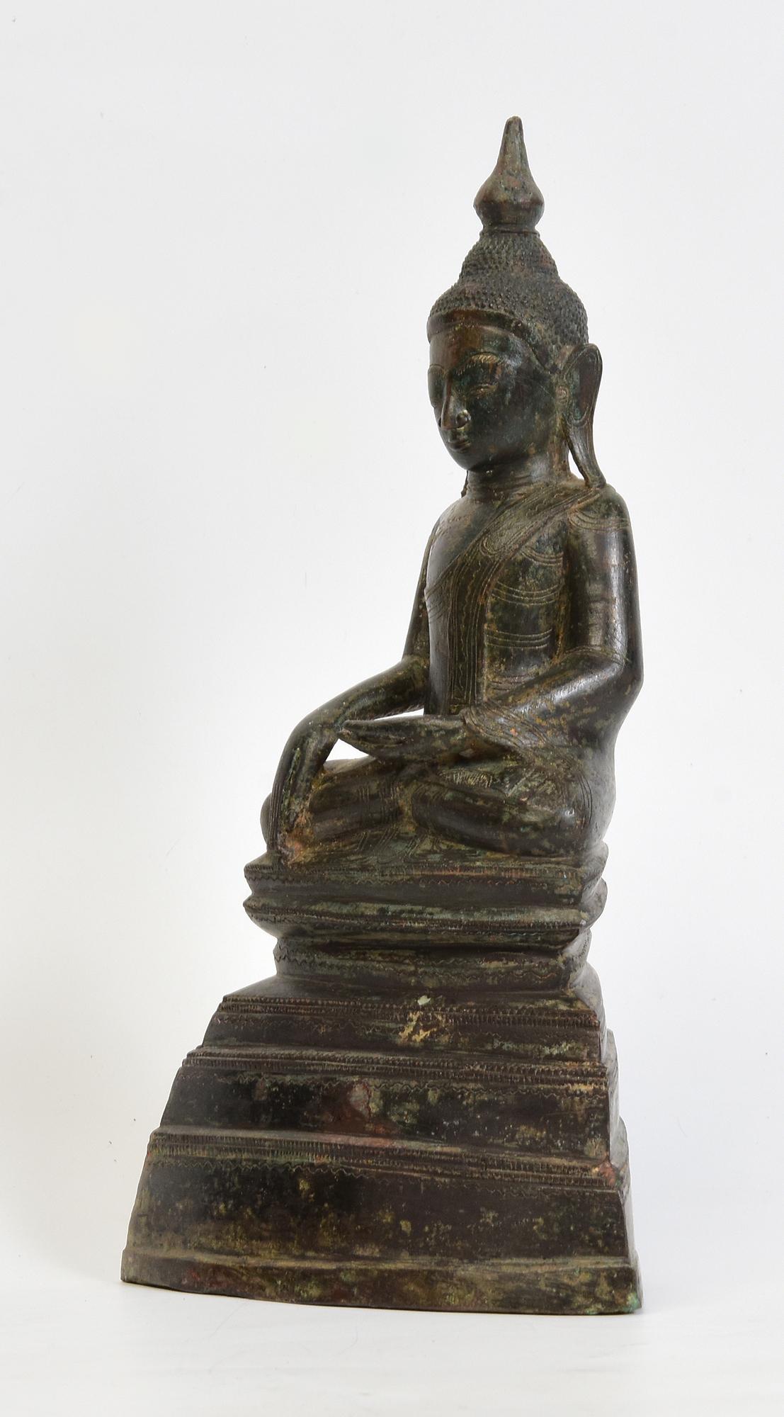 17th Century, Shan, Antique Burmese Bronze Seated Buddha For Sale 1