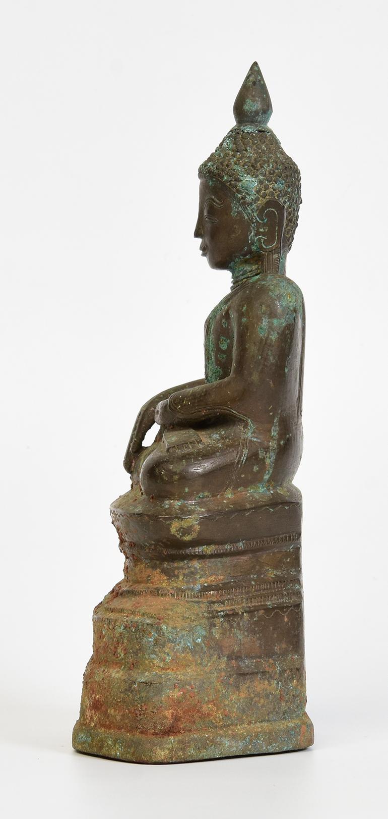 Bronze 17e siècle, Shan, Bouddha assis en bronze birman ancien en vente