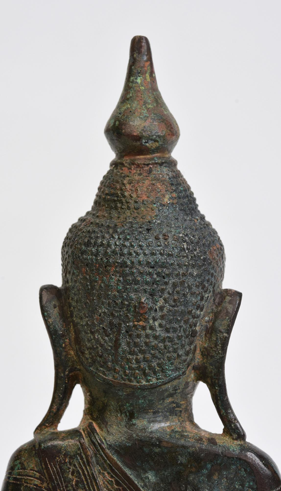 17e siècle, Shan, Bouddha assis en bronze birman ancien en vente 2