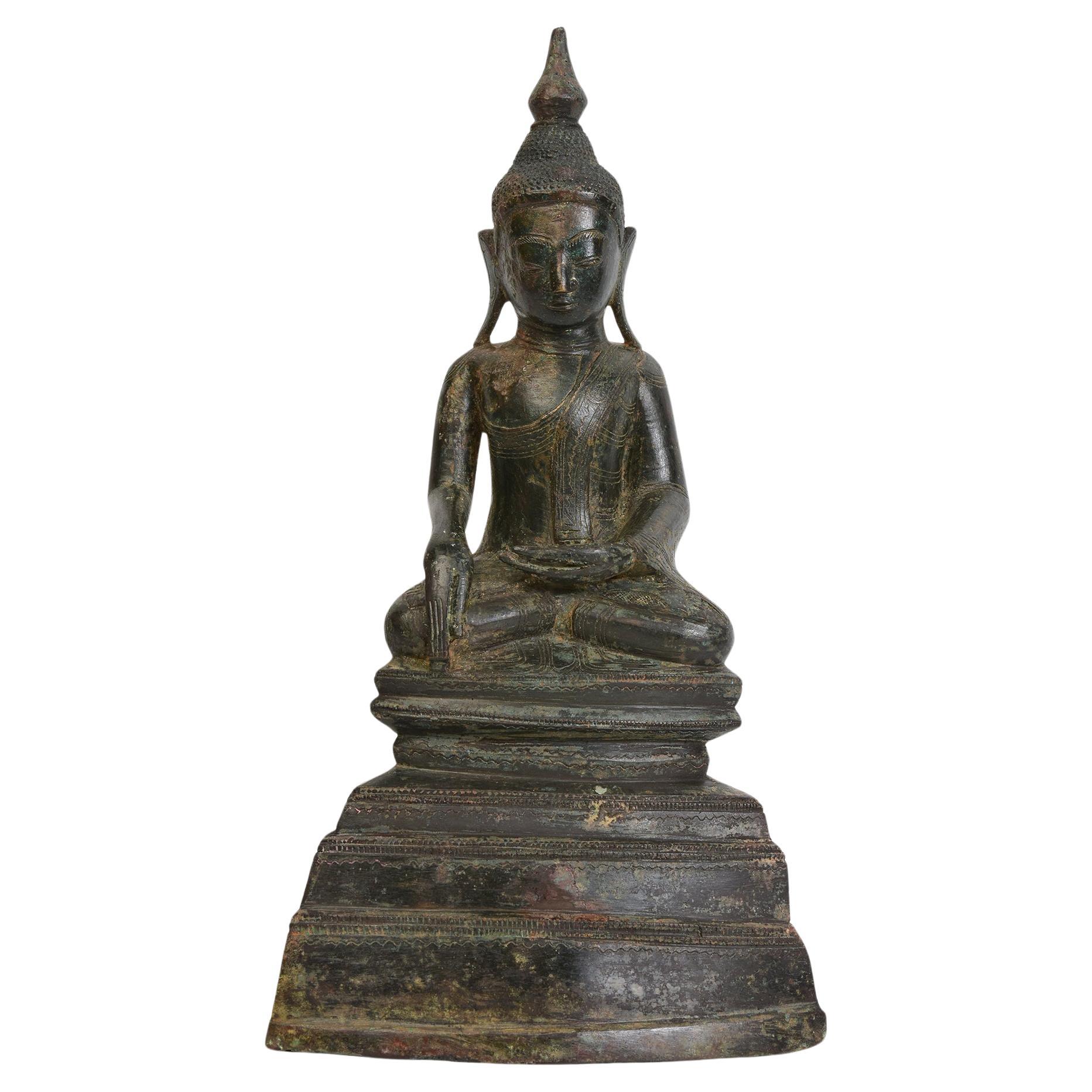 Shan, antiker burmesischer sitzender Buddha aus Bronze, 17. Jahrhundert im Angebot