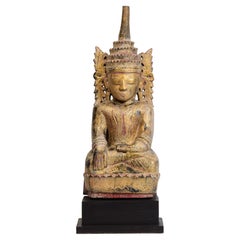17. Jahrhundert, Shan, antiker burmesischer, gekrönter sitzender Buddha aus Holz