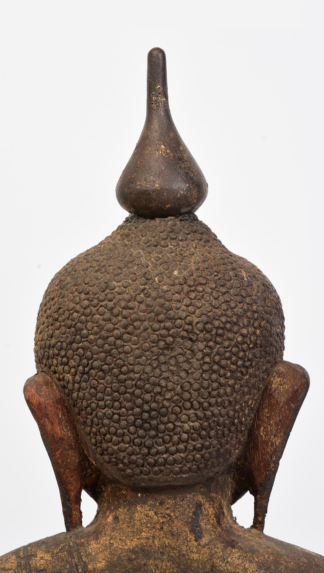 Bouddha assis en bois birman ancien Shan du 17ème siècle en vente 3