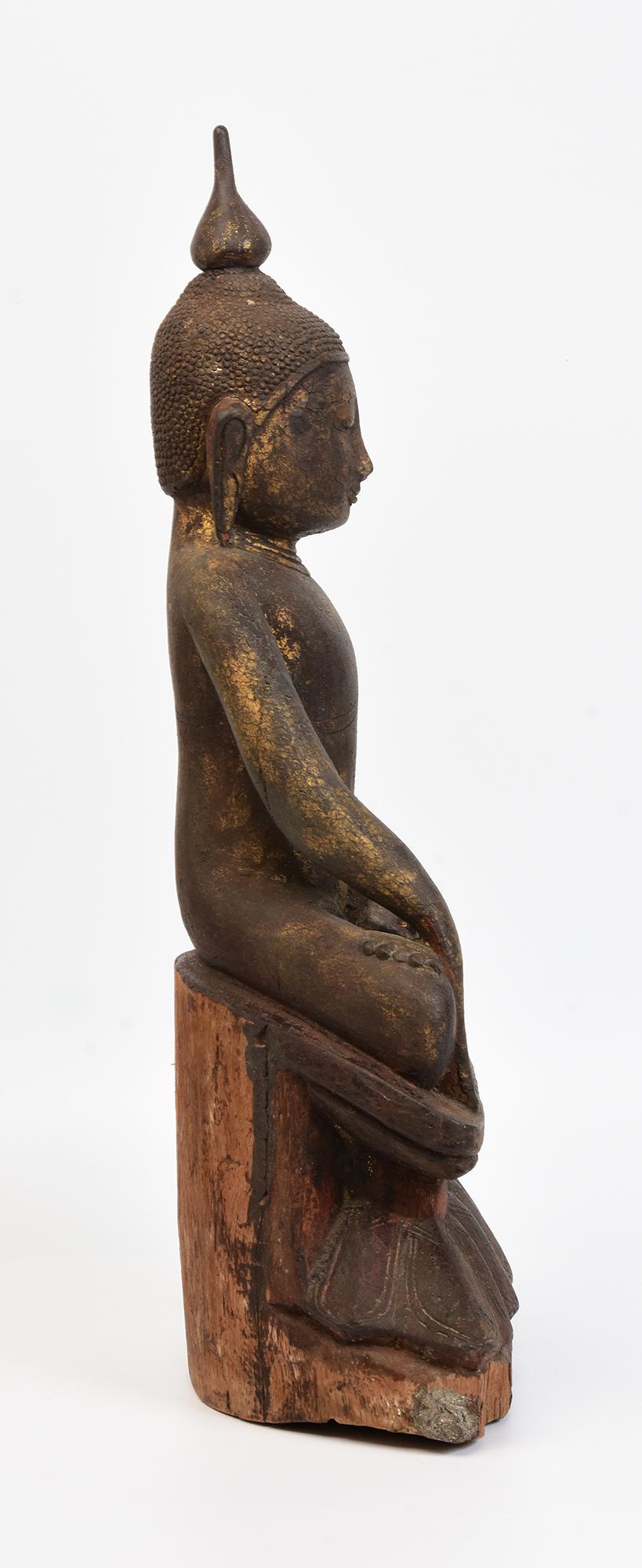 Bouddha assis en bois birman ancien Shan du 17ème siècle en vente 4