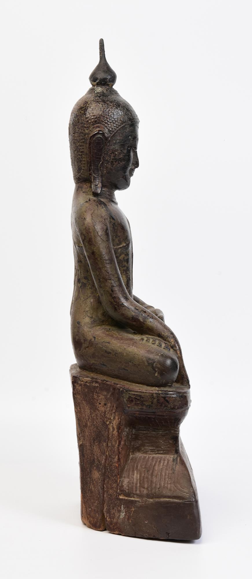 Bouddha assis en bois birman ancien Shan du 17ème siècle en vente 5