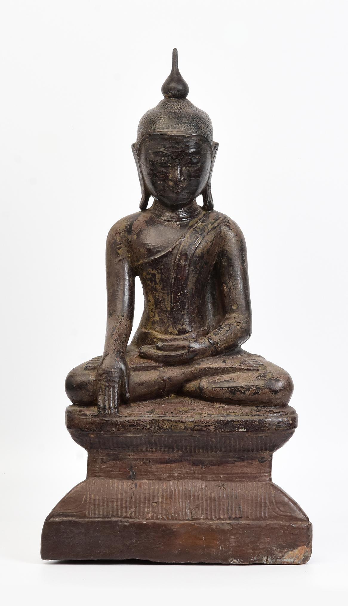 Bouddha assis en bois birman ancien Shan du 17ème siècle en vente 6