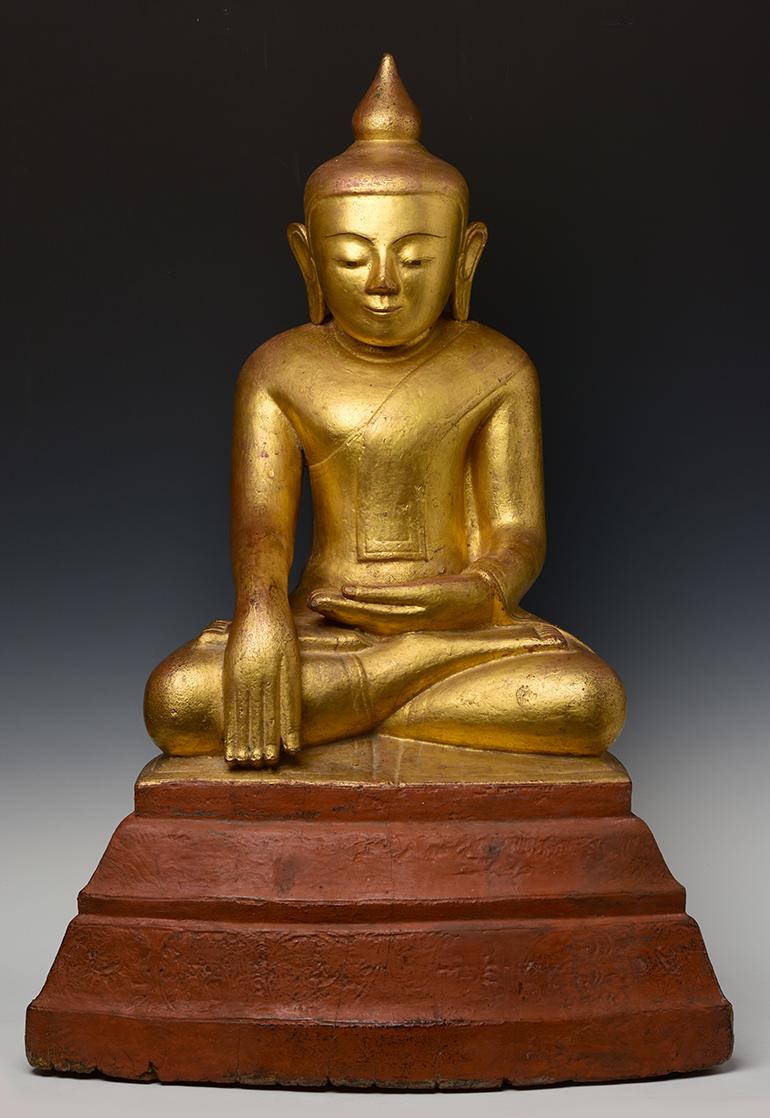 Bouddha ancien en bois birman assis en posture Mara Vijaya (appelant la terre à témoin) sur un socle, avec dorure.

Age : Birmanie, Période Shan, 17ème siècle
Taille : Hauteur 88.3 C.C. / Largeur 61 C.M.
Condit : Bon état général (quelques