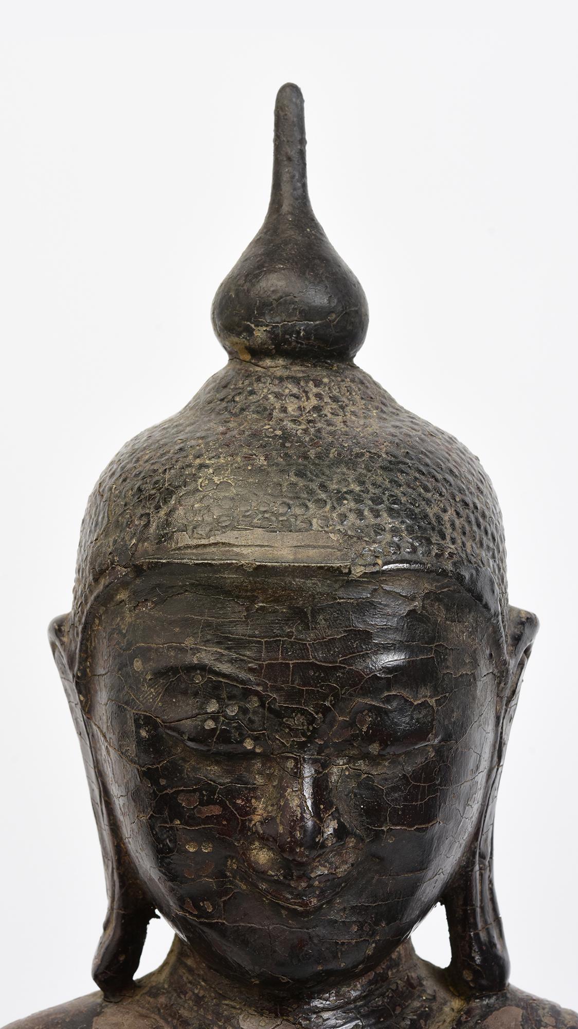 Bouddha ancien en bois de Birmanie assis en posture Mara Vijaya (appelant la terre à témoigner) sur une base.

Age : Birmanie, Période Shan, 17ème siècle
Dimensions : Hauteur 56.2 C.M. / Largeur 29.5 C.M. / Profondeur 13.8 C.M.
Condit : Bon état