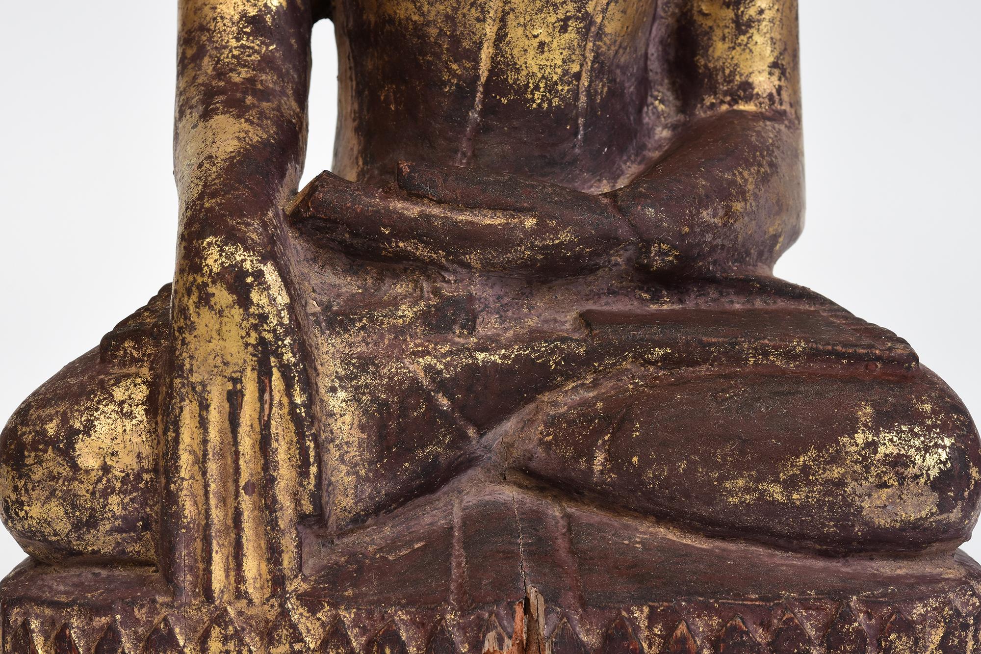 17. Jahrhundert, Shan, antiker burmesischer sitzender Lotus-Buddha aus Holz (Handgeschnitzt) im Angebot