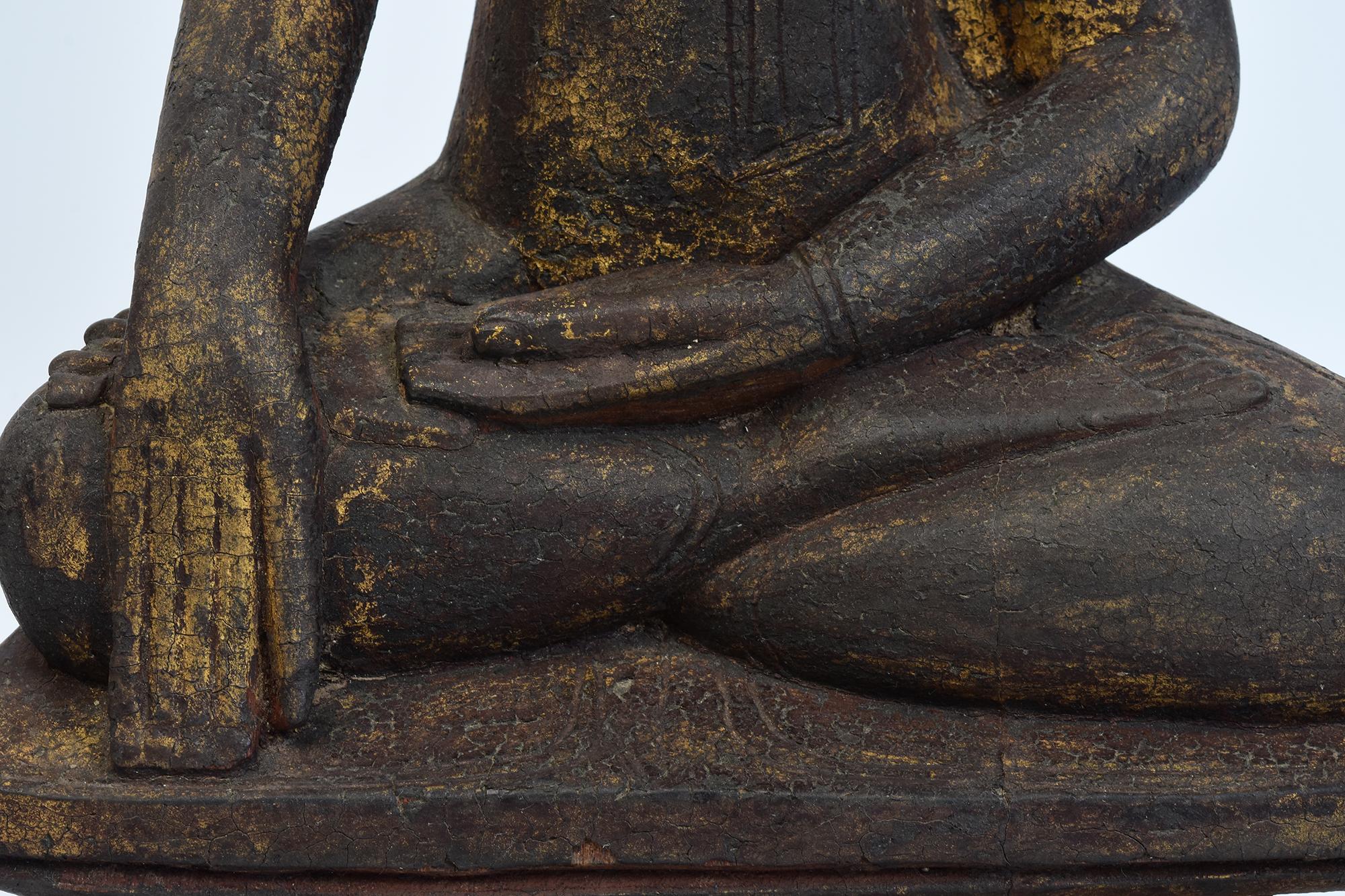 Sculpté à la main Bouddha assis en bois birman ancien Shan du 17ème siècle en vente