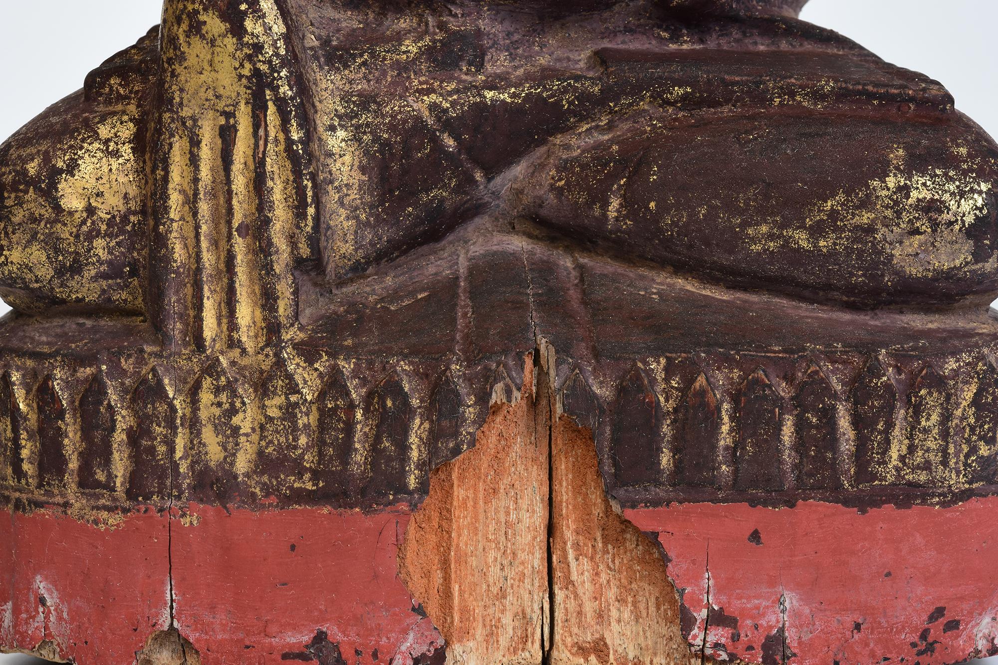 17. Jahrhundert, Shan, antiker burmesischer sitzender Lotus-Buddha aus Holz im Zustand „Gut“ im Angebot in Sampantawong, TH