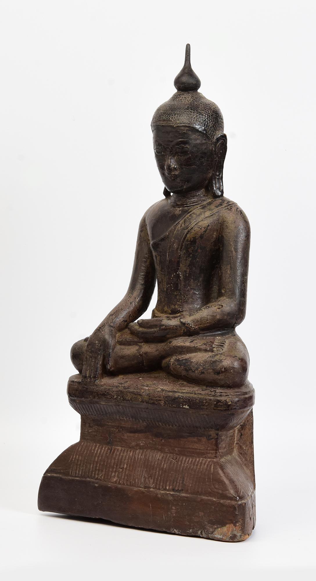 Bois Bouddha assis en bois birman ancien Shan du 17ème siècle en vente