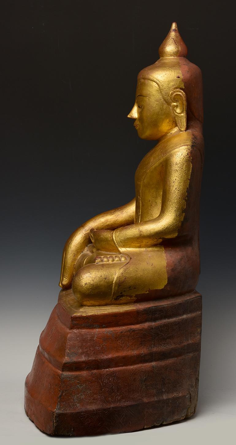 Bouddha assis en bois birman ancien Shan du 17ème siècle en vente 1