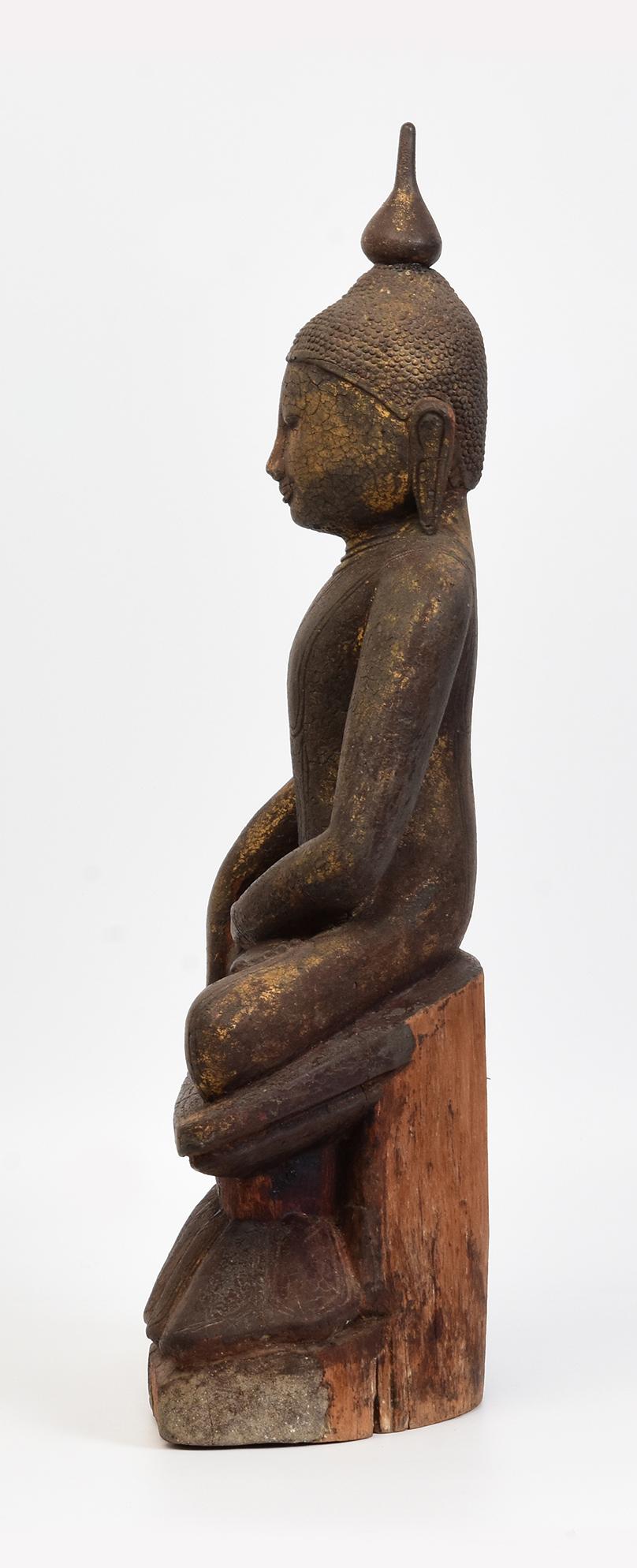 Bouddha assis en bois birman ancien Shan du 17ème siècle en vente 1