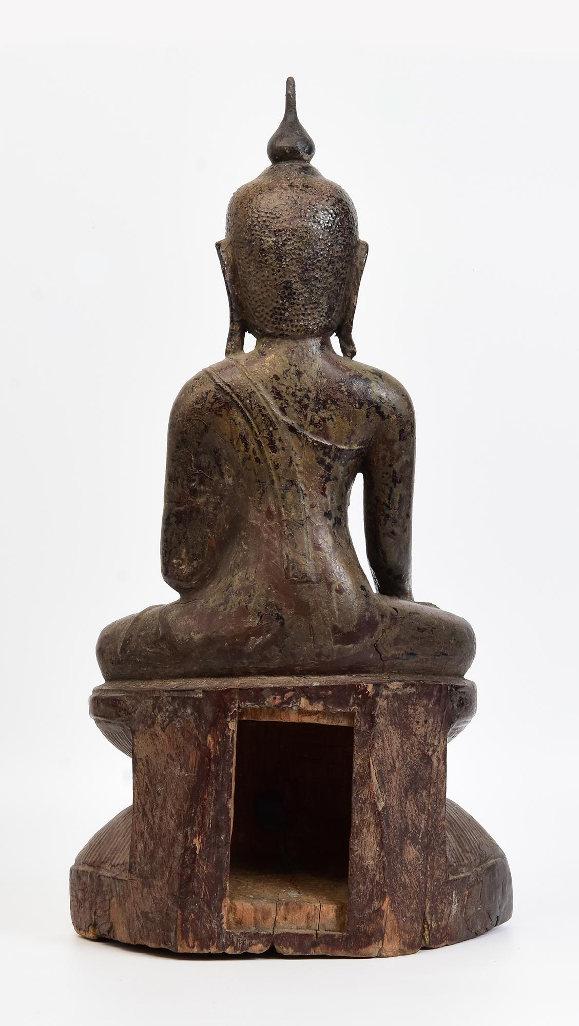 Bouddha assis en bois birman ancien Shan du 17ème siècle en vente 2