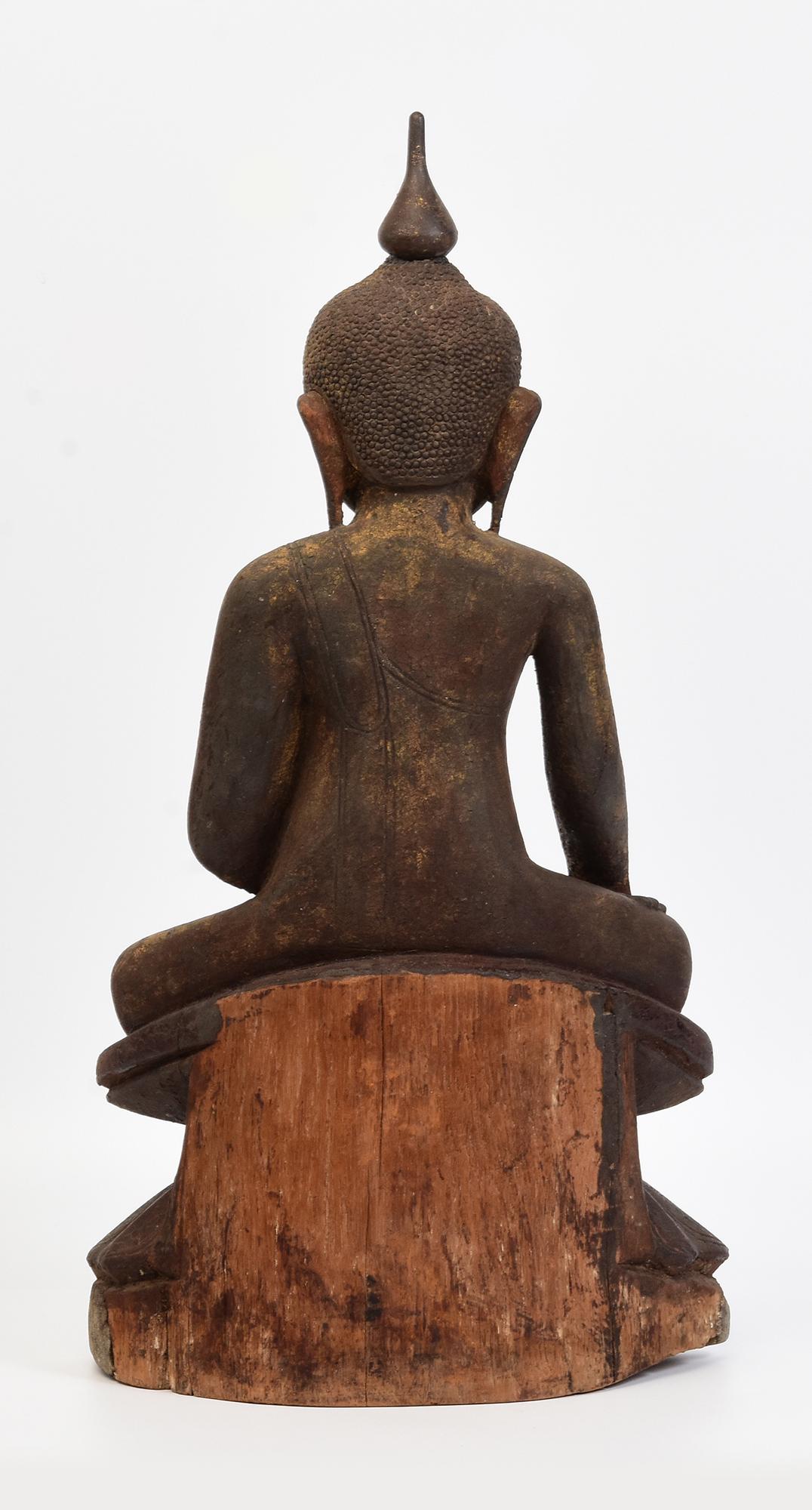 Bouddha assis en bois birman ancien Shan du 17ème siècle en vente 2