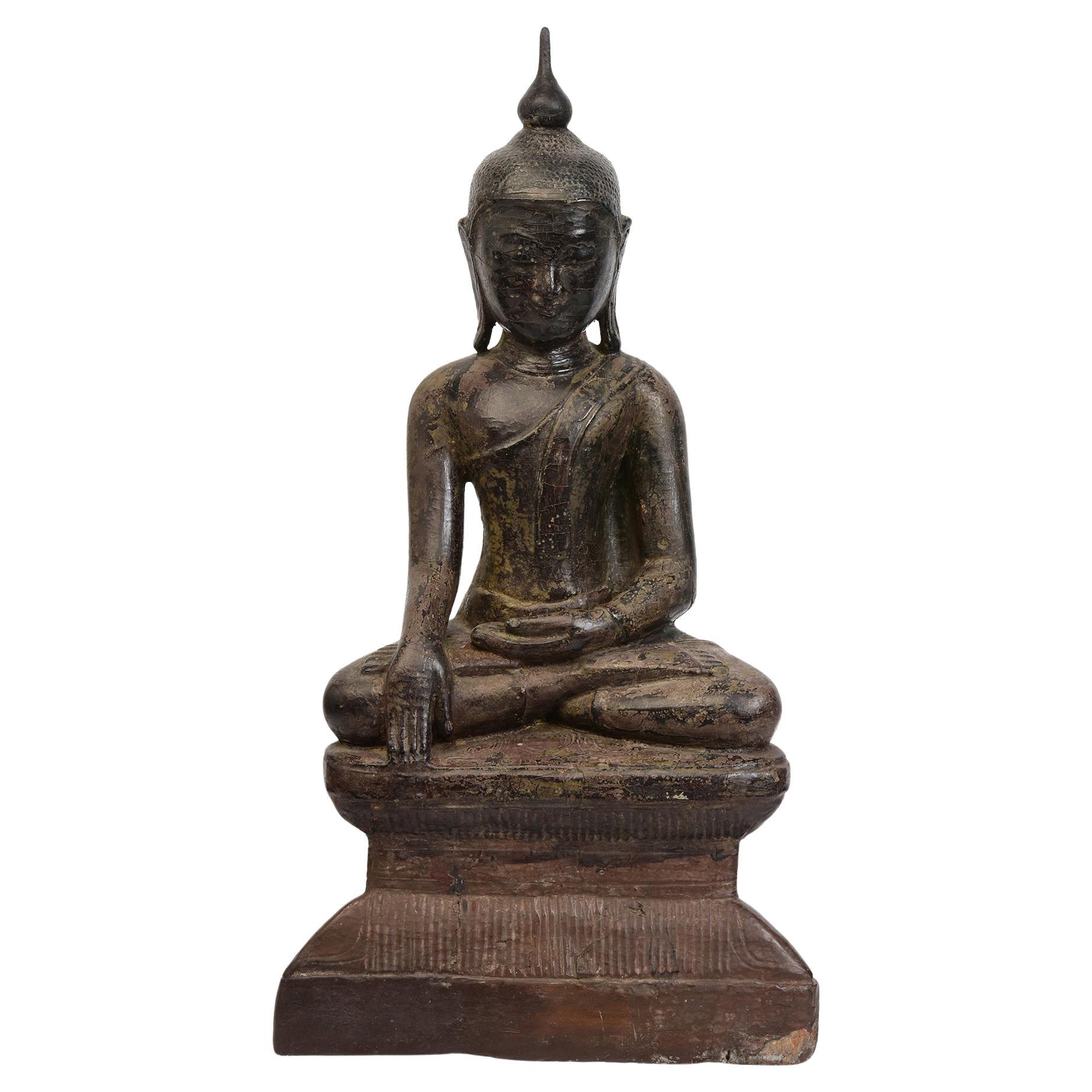 Bouddha assis en bois birman ancien Shan du 17ème siècle en vente