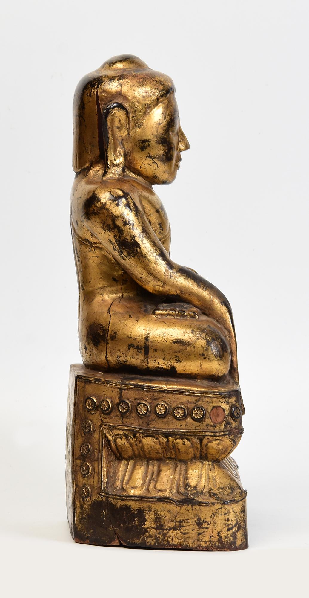 17e siècle, Shan, Bouddha assis en bois birman ancien avec or doré en vente 3