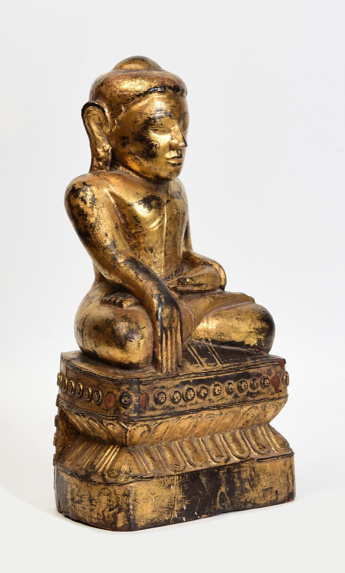 17e siècle, Shan, Bouddha assis en bois birman ancien avec or doré en vente 4