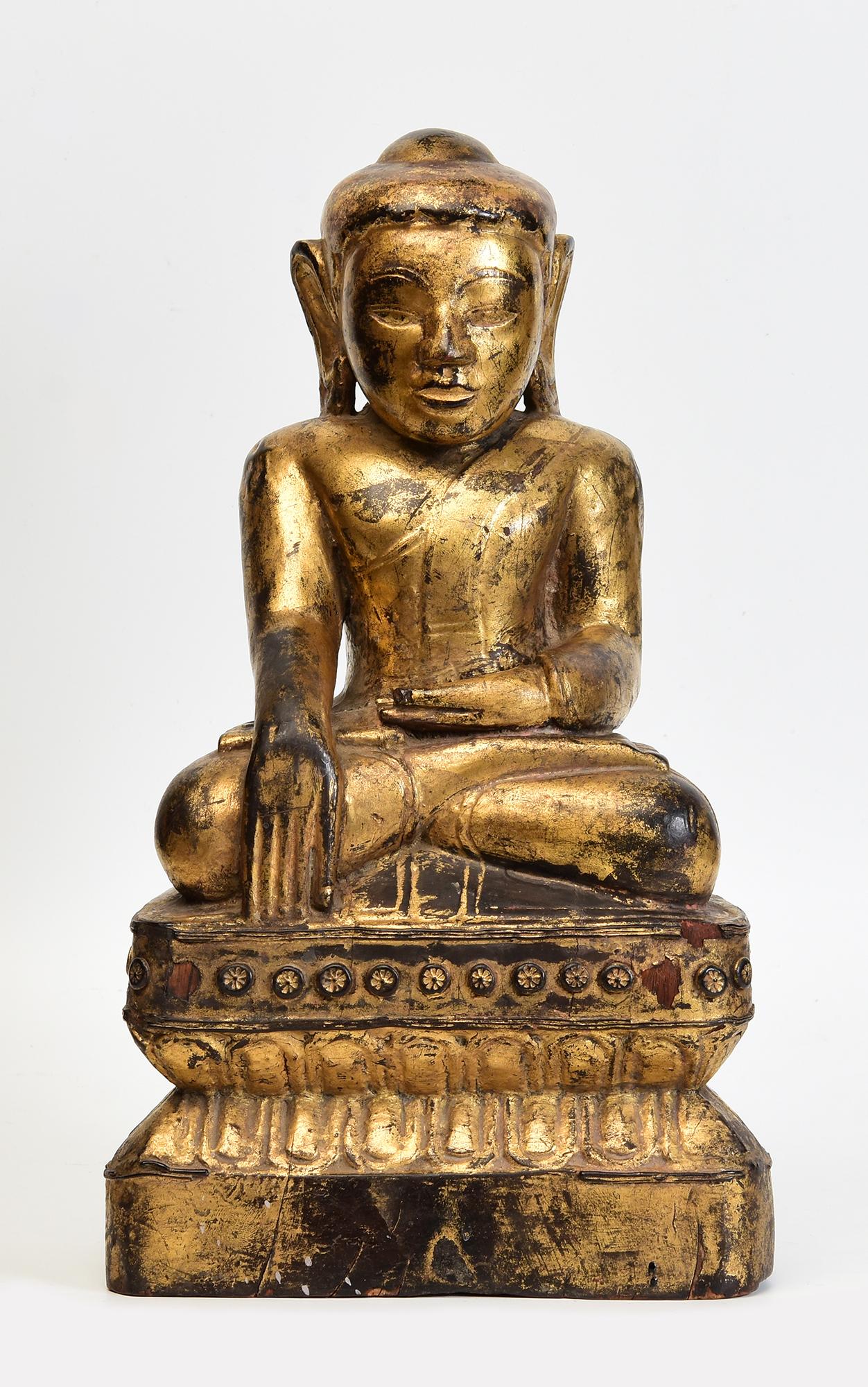 17e siècle, Shan, Bouddha assis en bois birman ancien avec or doré en vente 5