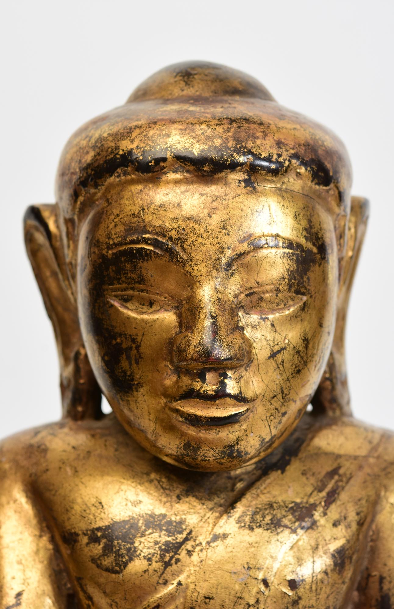 Bouddha ancien en bois birman assis en posture Mara Vijaya (appelant la terre à témoin) sur une base avec de l'or doré.

Age : Birmanie, Période Shan, 17ème siècle
Dimensions : Hauteur 38,5 C.C. / Largeur 22 C.C. / Profondeur 14 C.C.
Condit : Bon