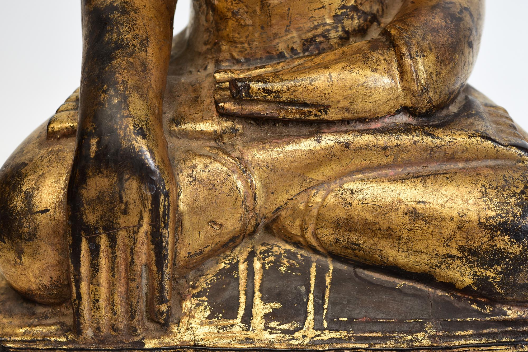 Sculpté à la main 17e siècle, Shan, Bouddha assis en bois birman ancien avec or doré en vente