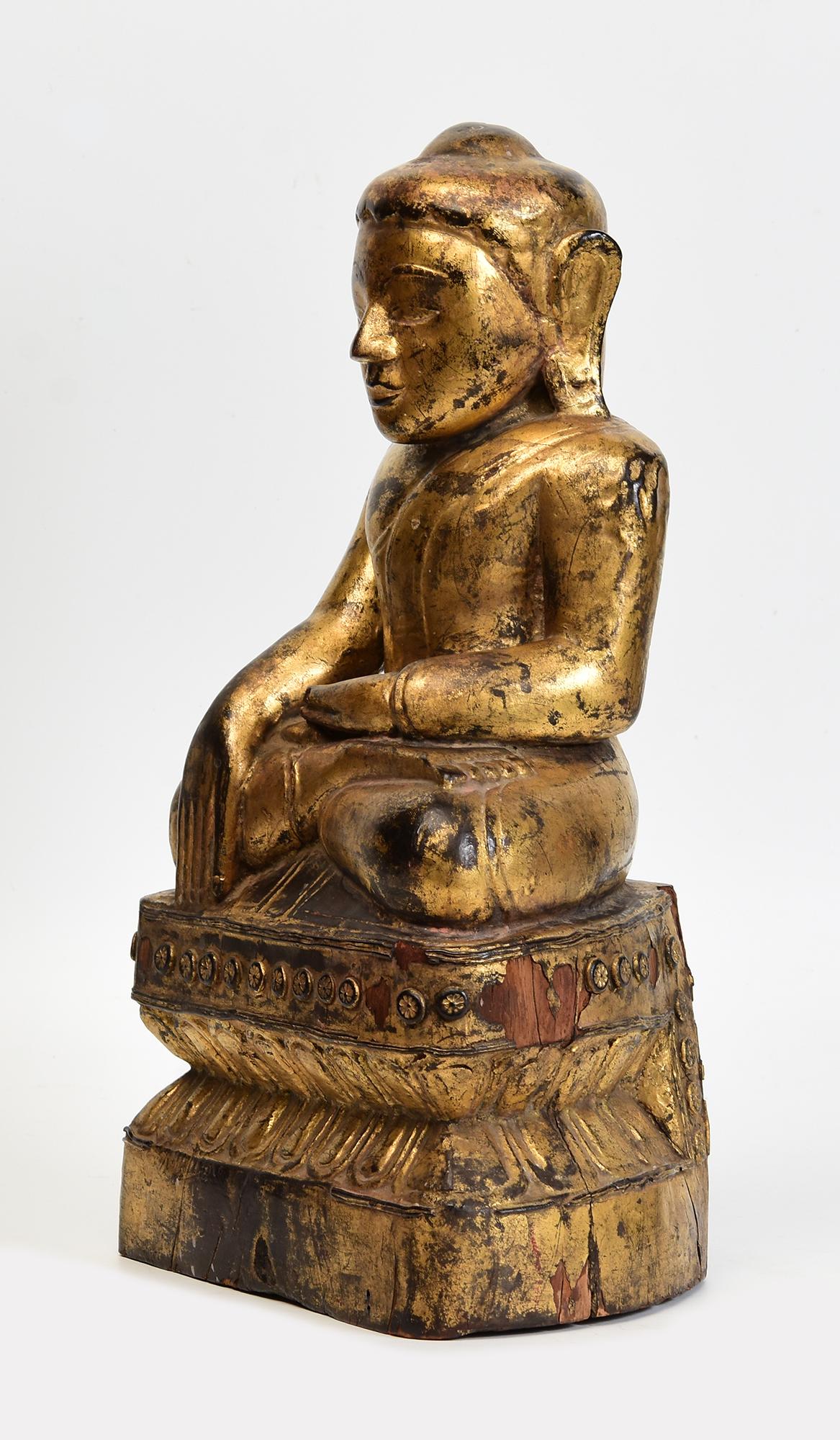 XVIIIe siècle et antérieur 17e siècle, Shan, Bouddha assis en bois birman ancien avec or doré en vente