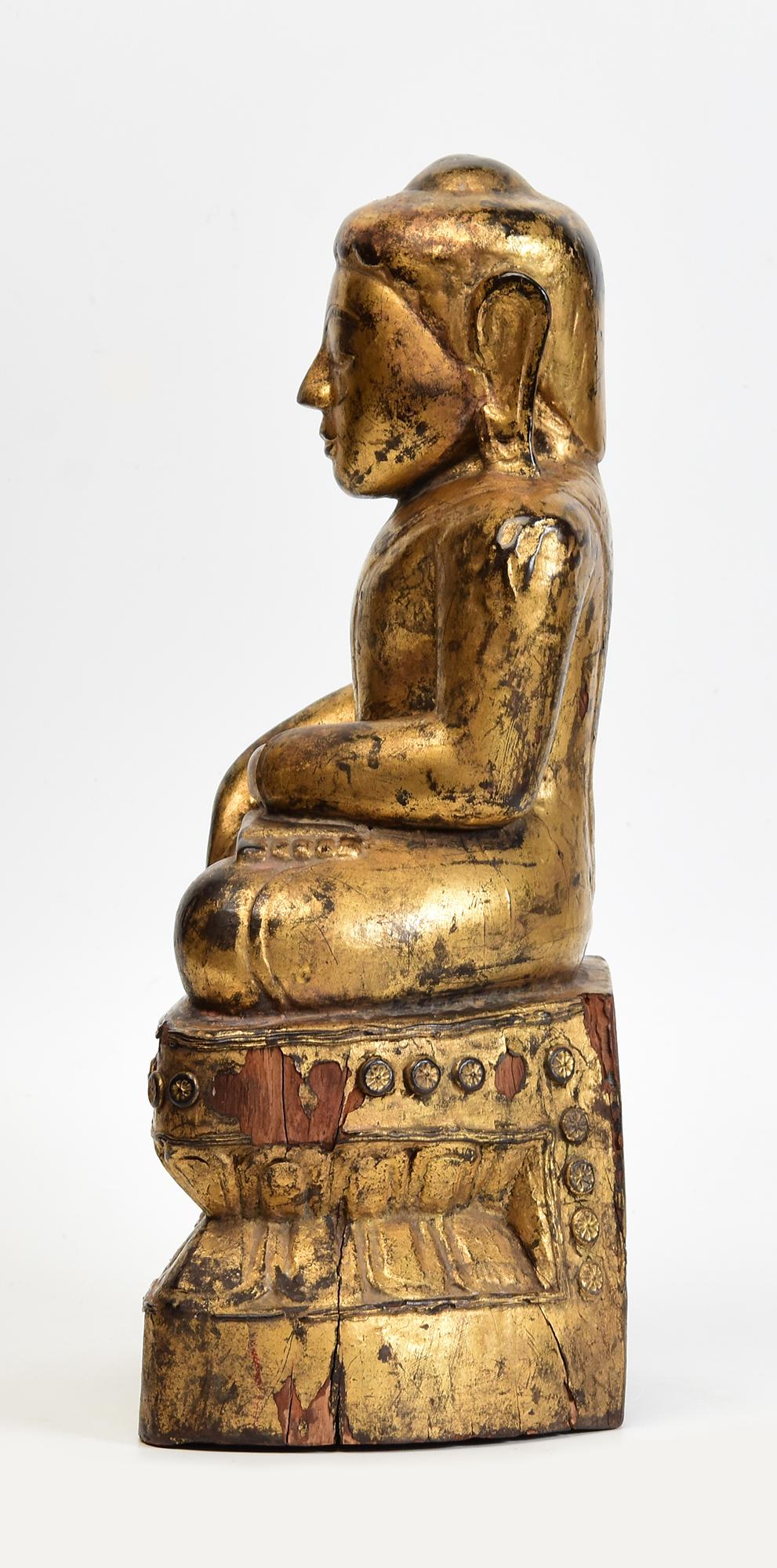 Bois 17e siècle, Shan, Bouddha assis en bois birman ancien avec or doré en vente