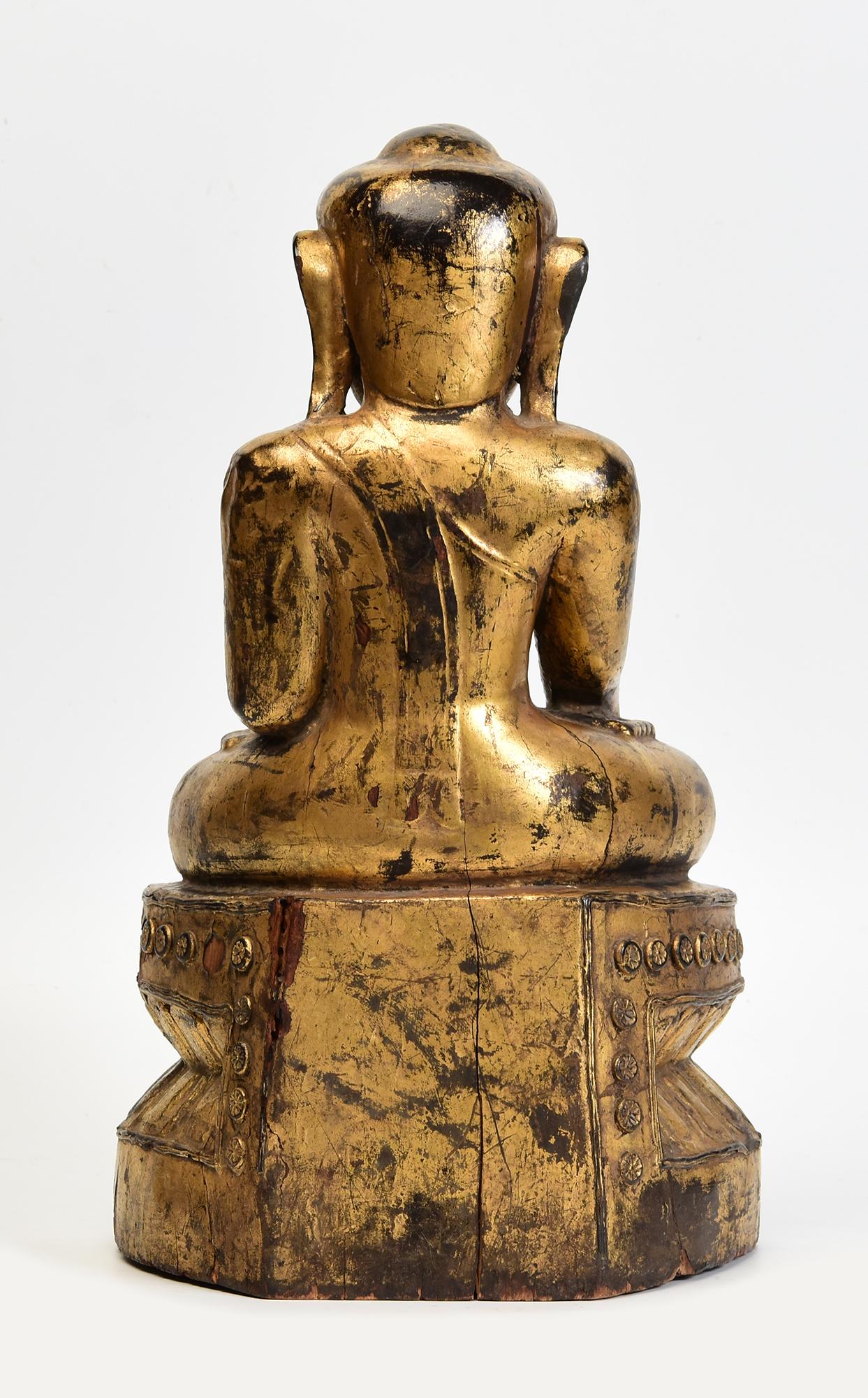 17e siècle, Shan, Bouddha assis en bois birman ancien avec or doré en vente 1