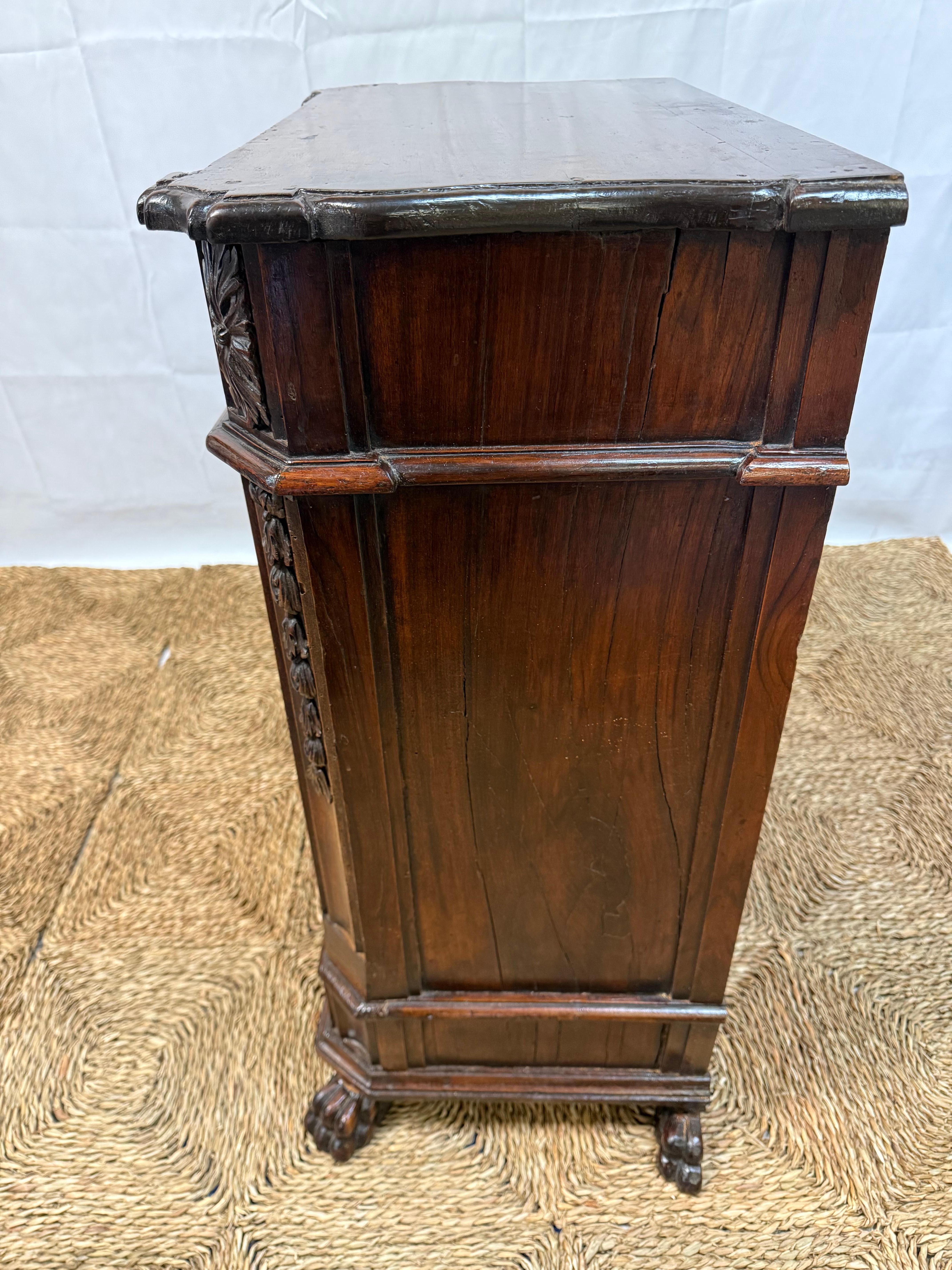 Baroque 17th Century Shaped and Carved Walnut 5-Drawer Commodino For Sale