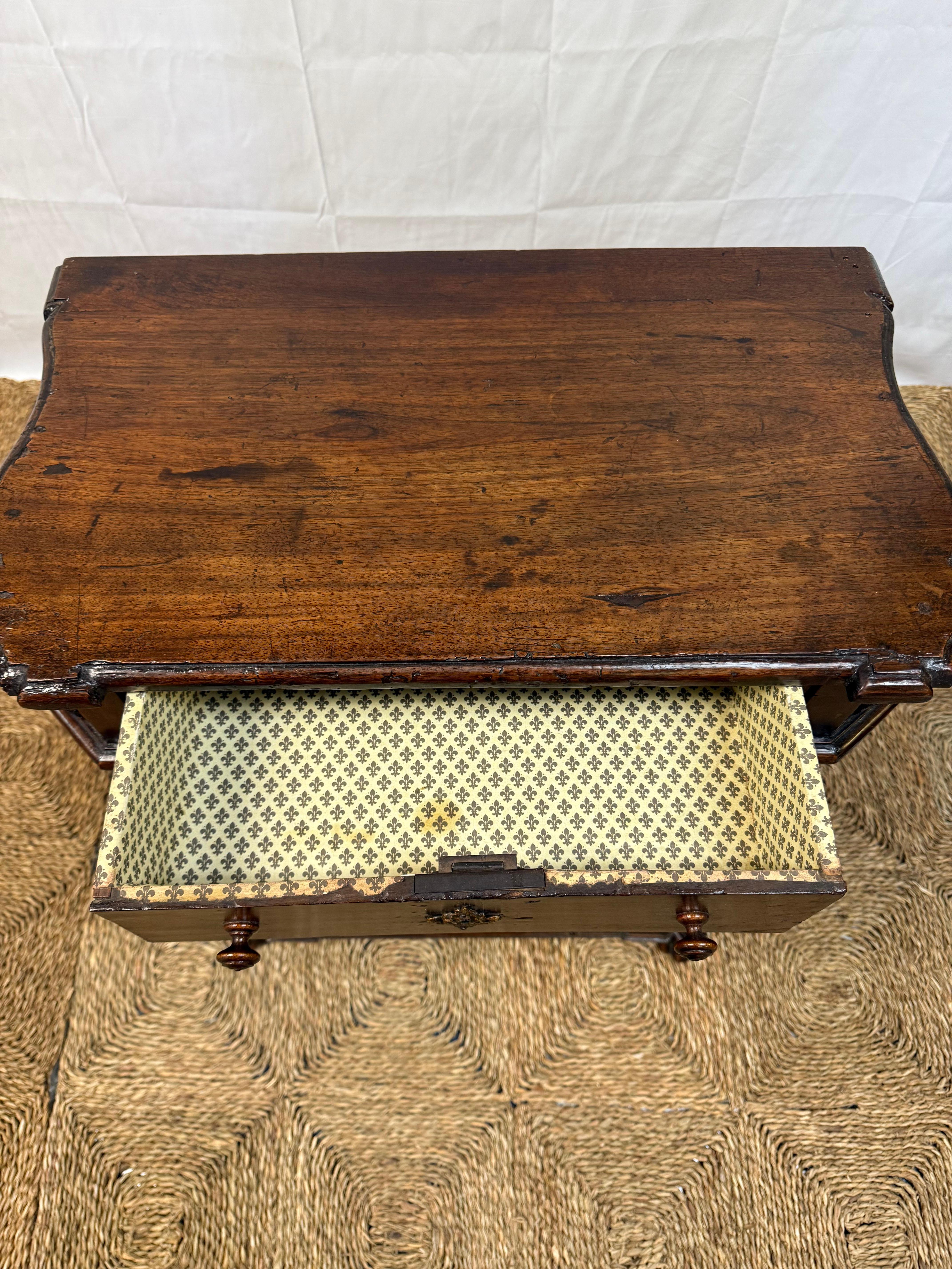 Italian 17th Century Shaped and Carved Walnut 5-Drawer Commodino For Sale