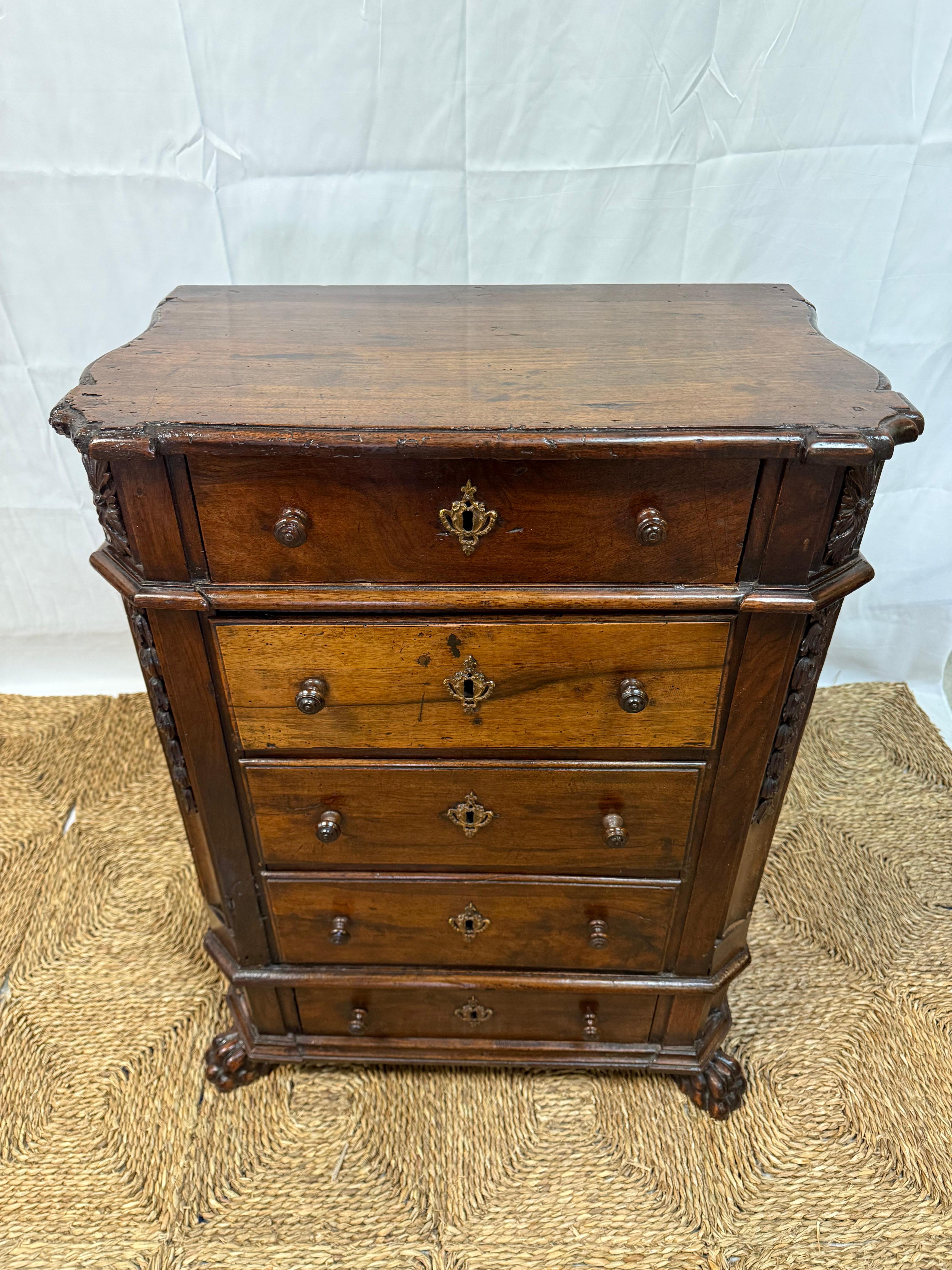 17th Century Shaped and Carved Walnut 5-Drawer Commodino For Sale 1