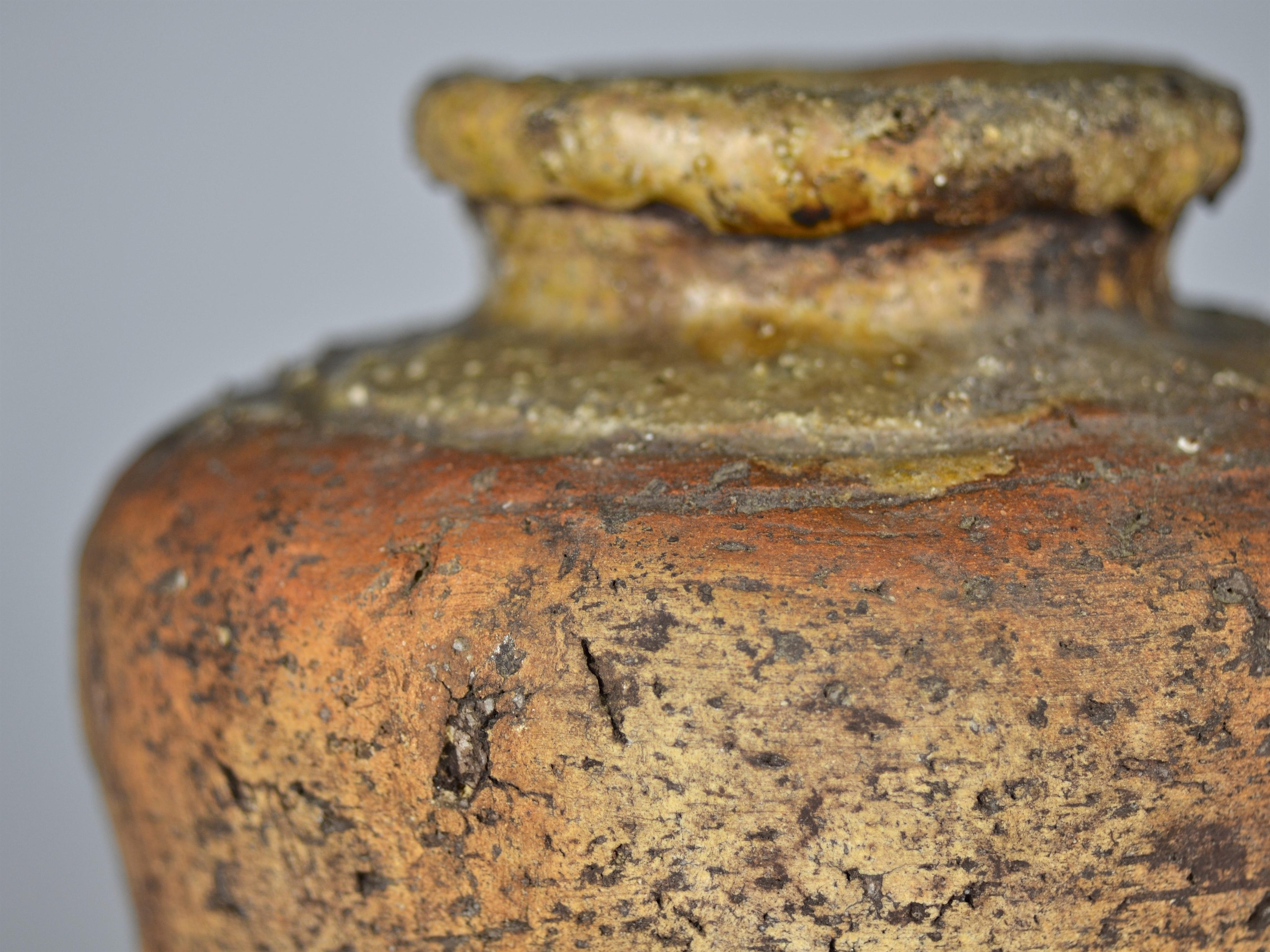 17th Century Shigaraki Storage Jar for Rice Crackers with Natural Ash Glaze In Good Condition For Sale In Berlin, Berlin