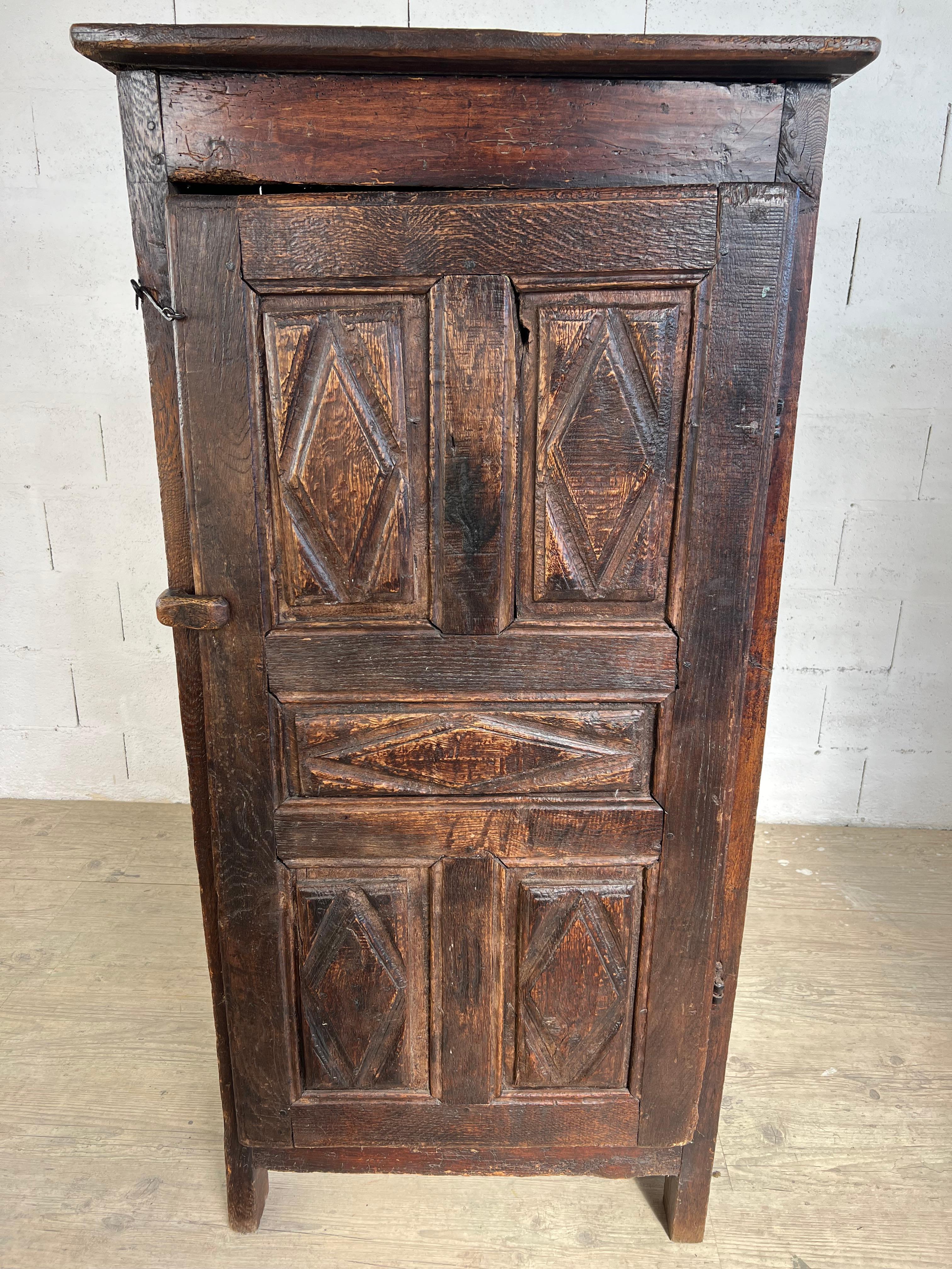 Questa eccezionale bonnetière a una porta del XVII secolo proviene dalla regione francese dell'Haute-Auvergne e offre la rara opportunità di possedere un vero pezzo di patrimonio francese. Realizzato originariamente per conservare cofani e copricapi