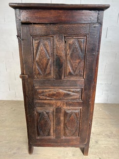 17th-century single-door bonnetière from Haute-Auvergne