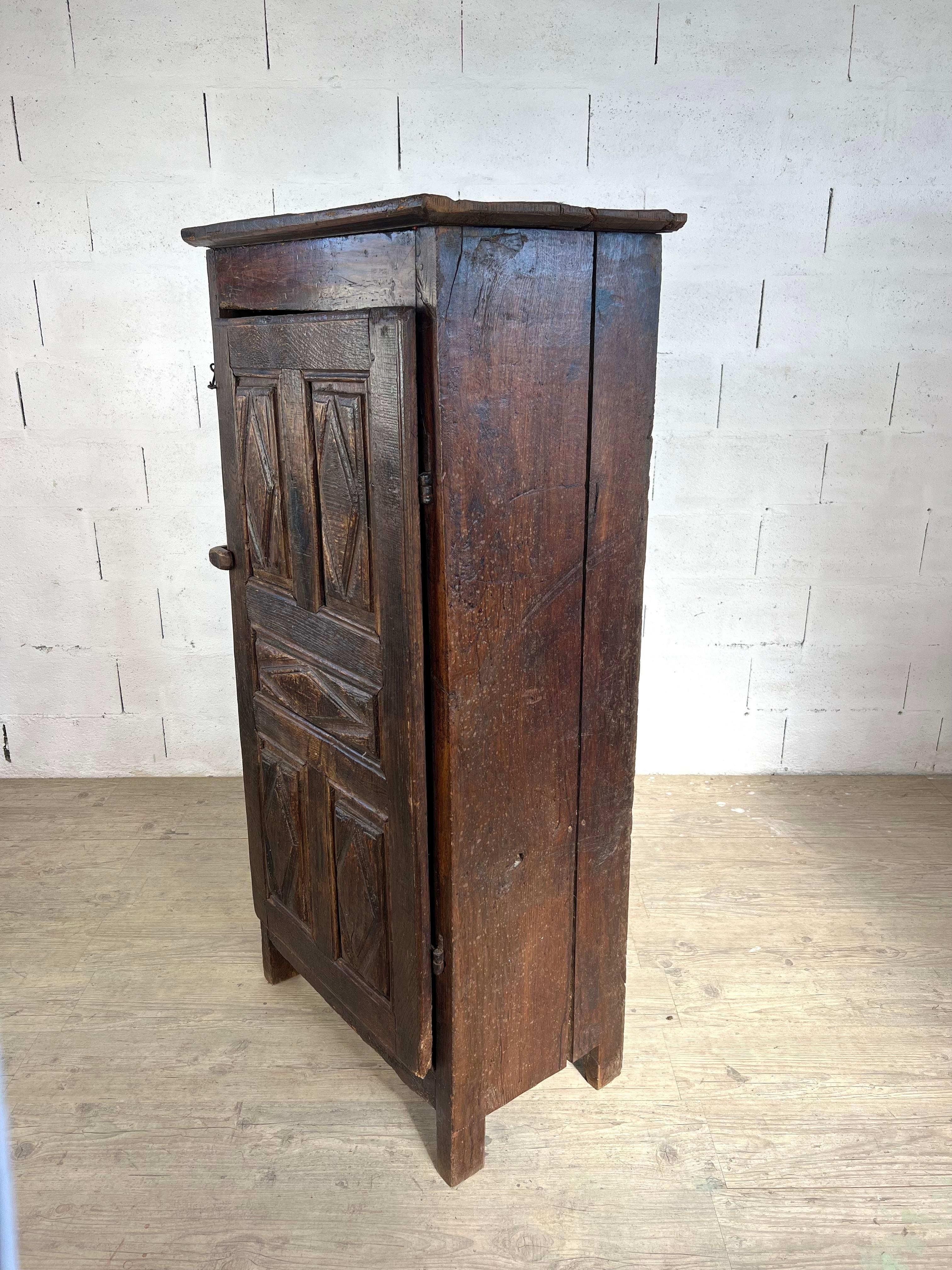Legno Bonnetière a un'anta del XVII secolo proveniente dall'Haute-Auvergne in vendita