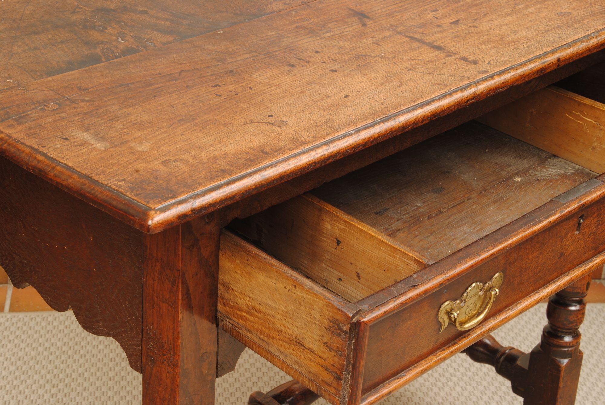 Sculpté Table d'appoint à un tiroir en Oak du 17e siècle en vente