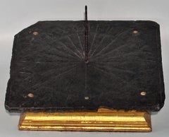 Schiefersonnenuhr aus dem 17. Jahrhundert mit Ständer, datiert 1654