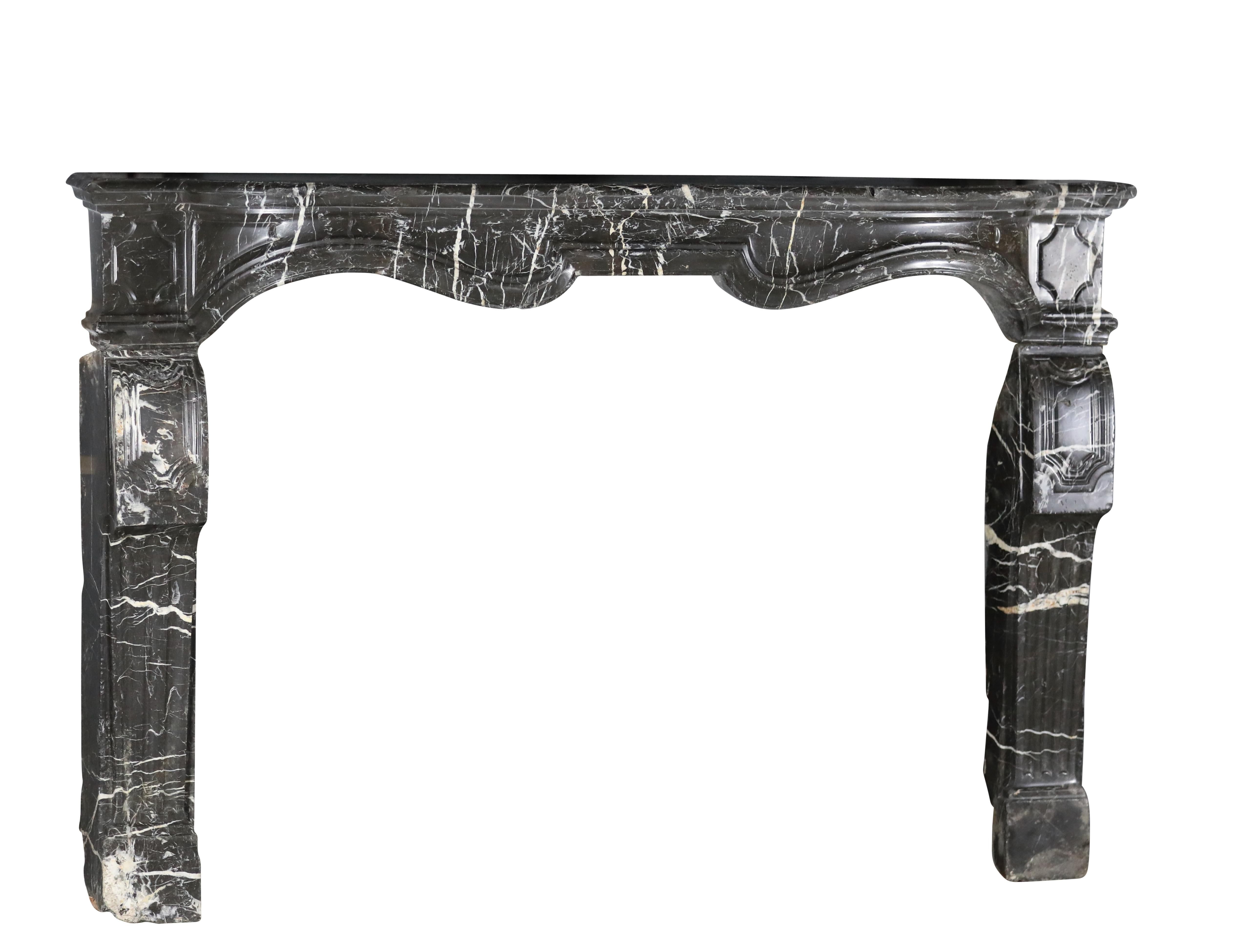 17th Century Small Fireplace Mantel In Dark Marble With White Veining For Sale 3