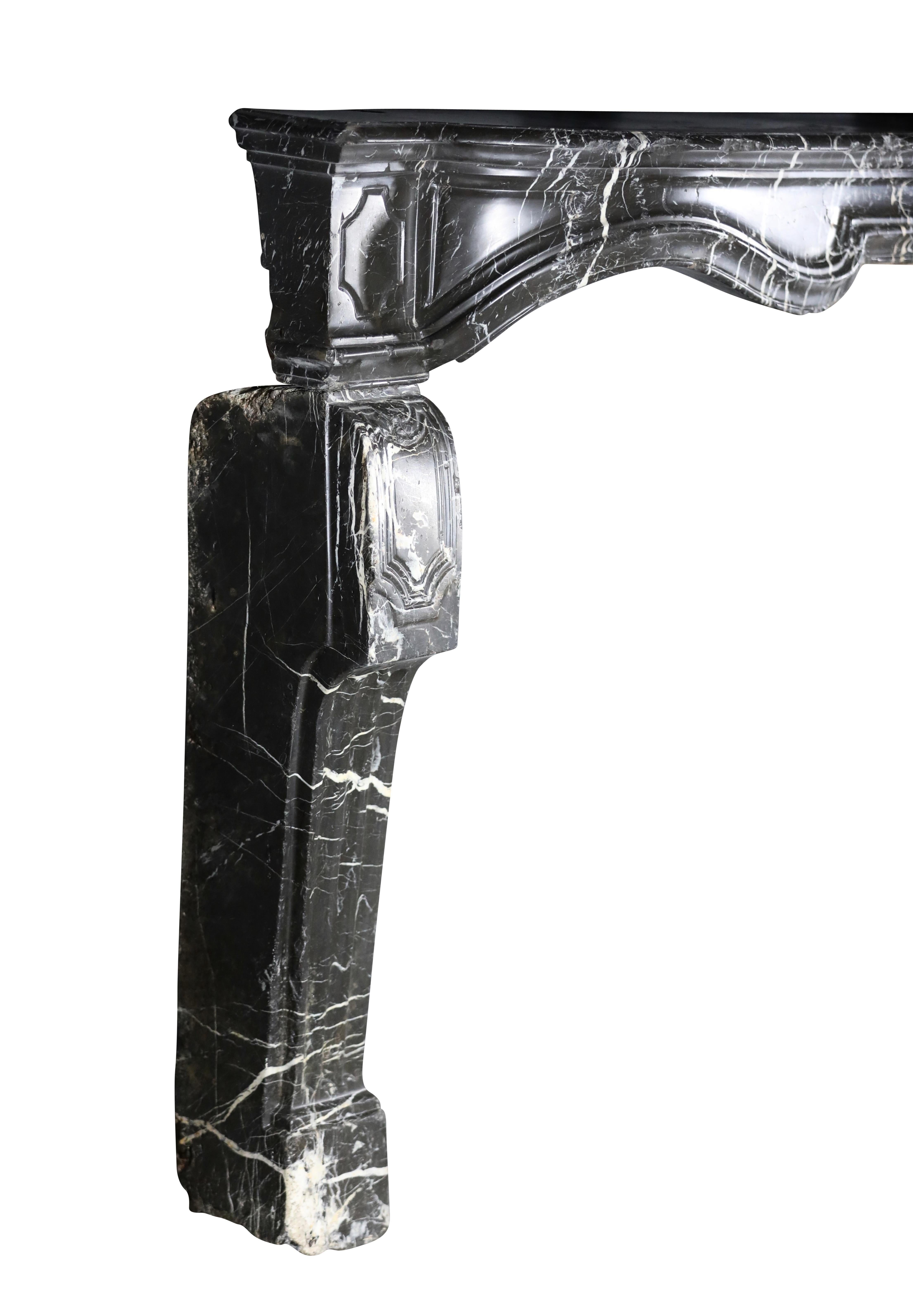 17th Century Small Fireplace Mantel In Dark Marble With White Veining For Sale 7
