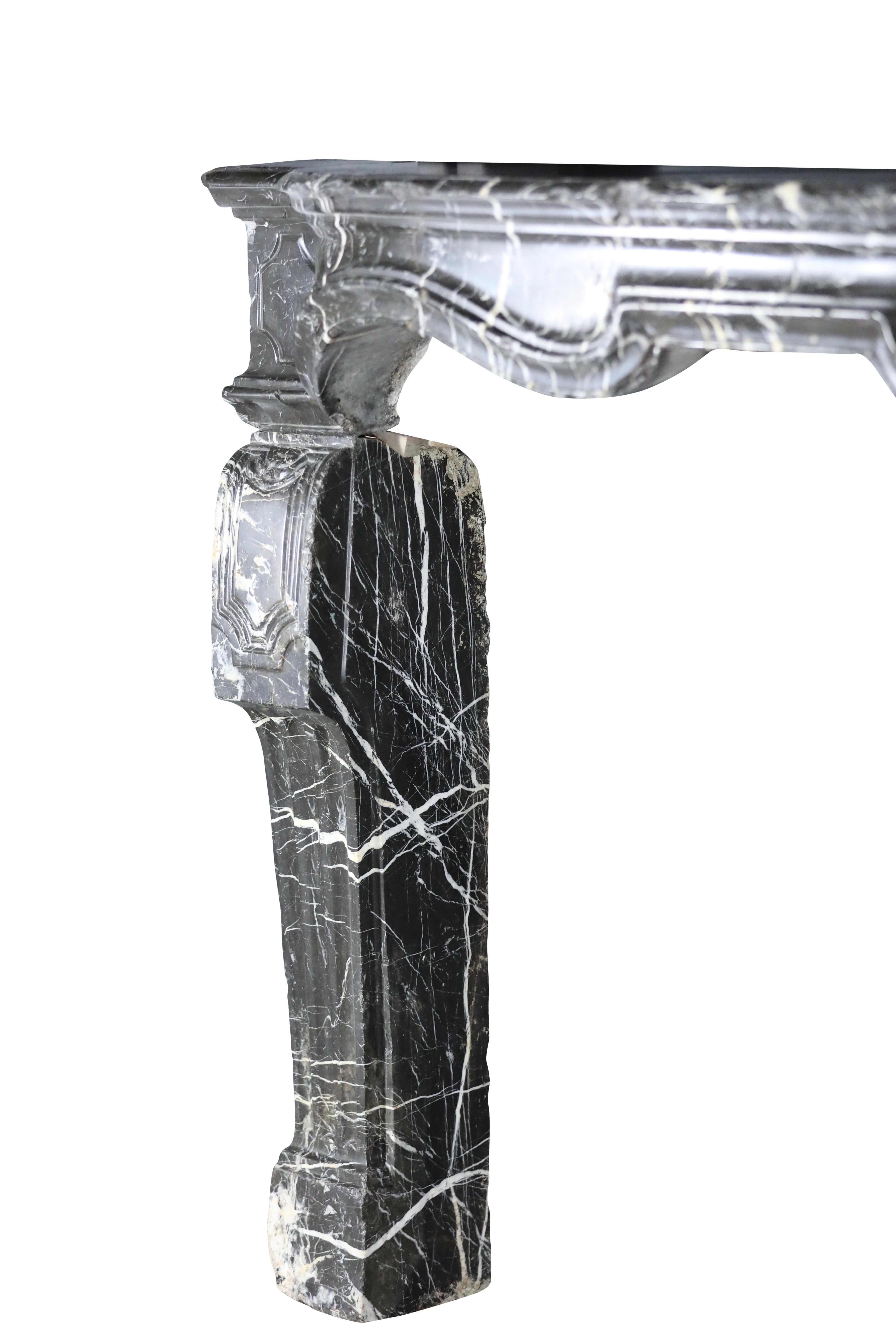 17th Century Small Fireplace Mantel In Dark Marble With White Veining For Sale 10