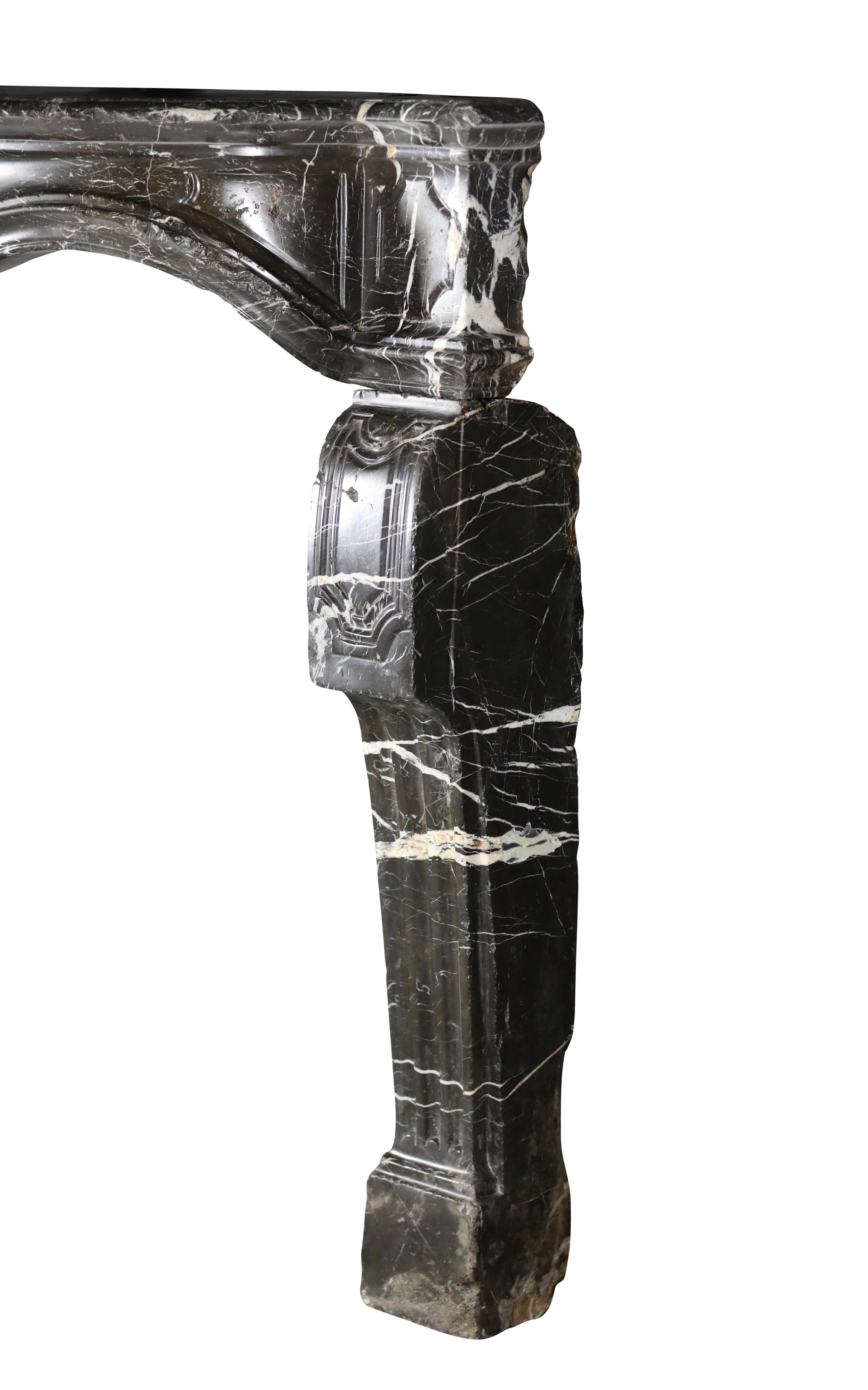 17th Century Small Fireplace Mantel In Dark Marble With White Veining For Sale 11