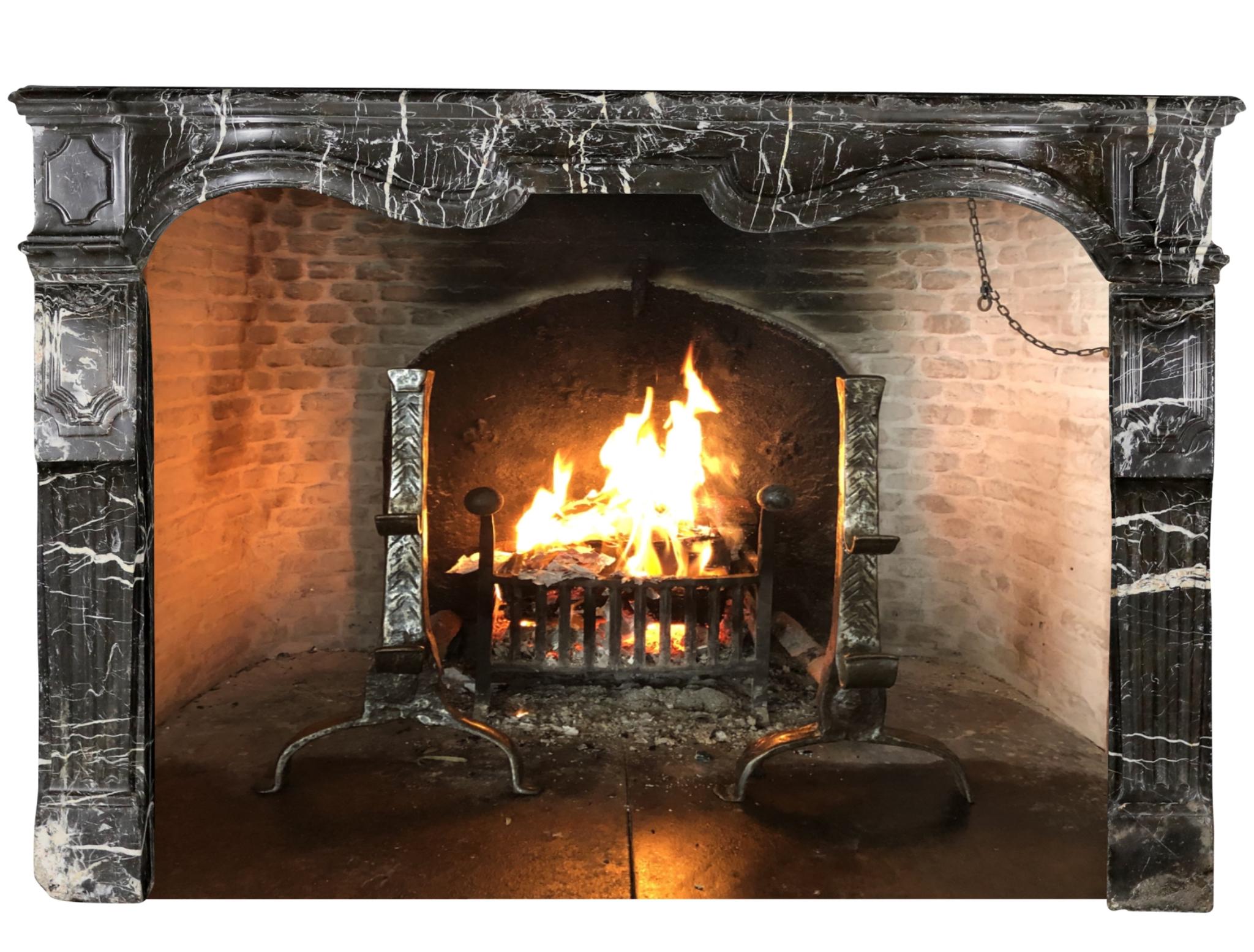 17th Century Small Fireplace Mantel In Dark Marble With White Veining For Sale 13