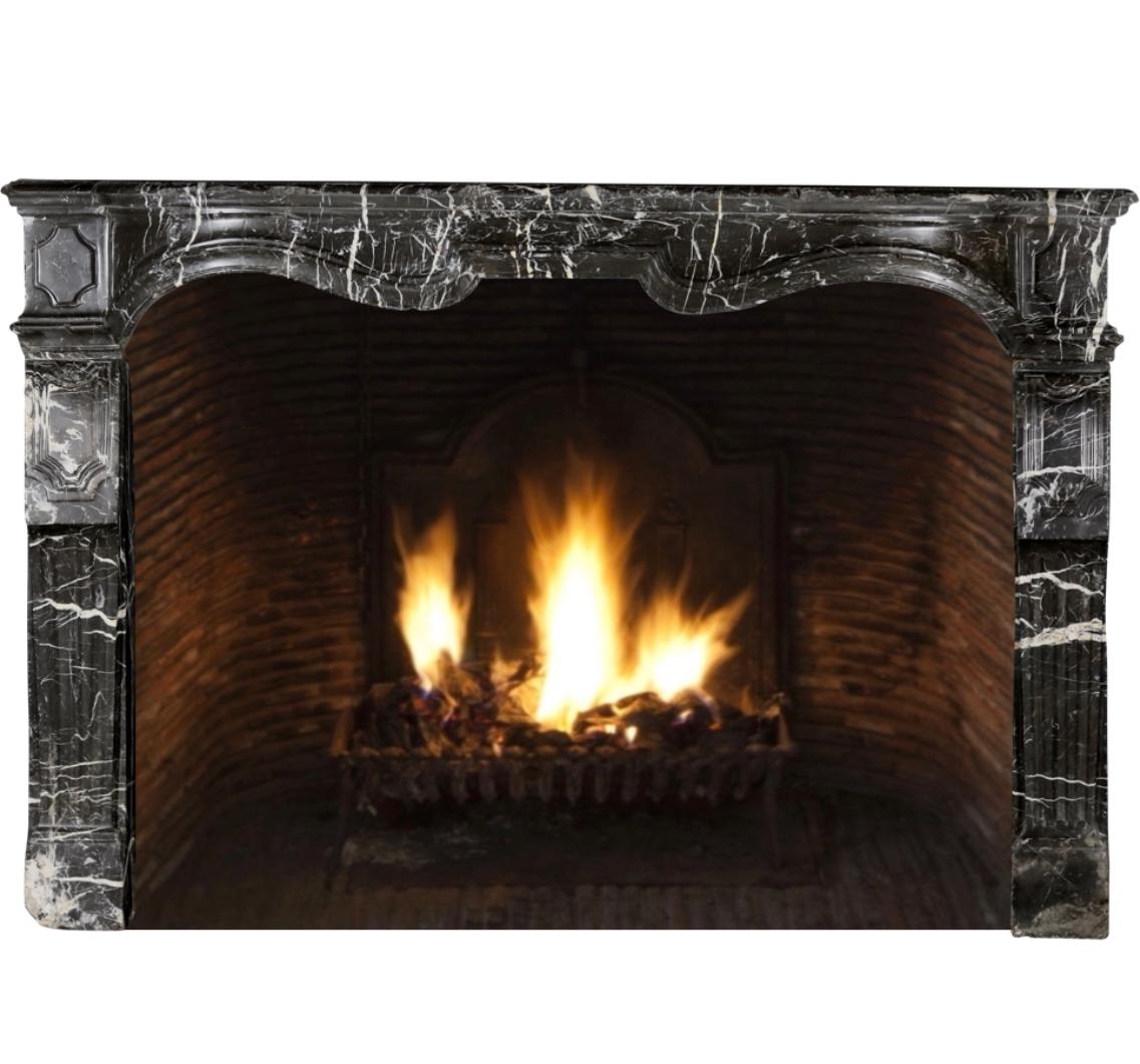 Hand-Carved 17th Century Small Fireplace Mantel In Dark Marble With White Veining For Sale