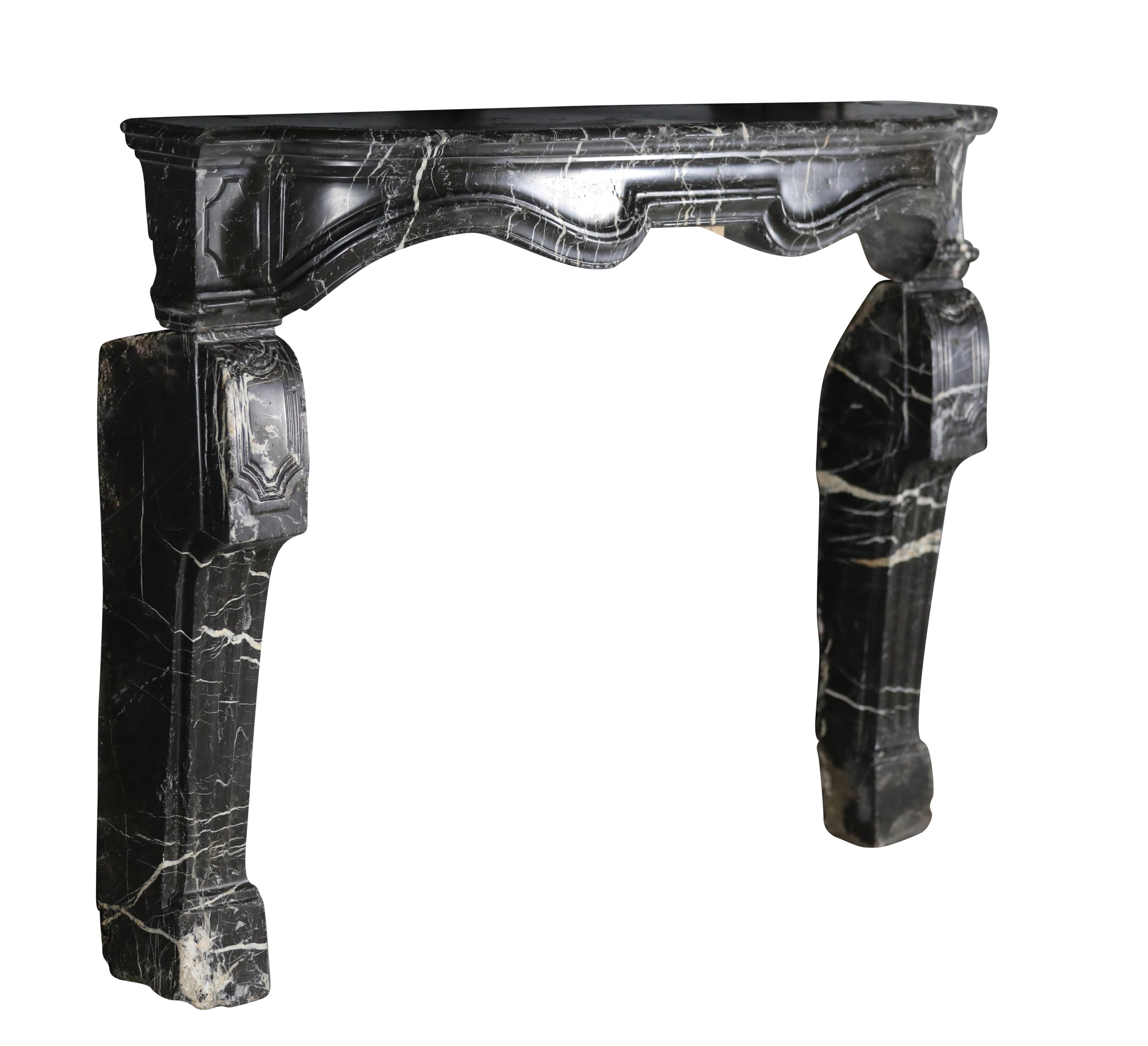 17th Century Small Fireplace Mantel In Dark Marble With White Veining In Good Condition For Sale In Beervelde, BE